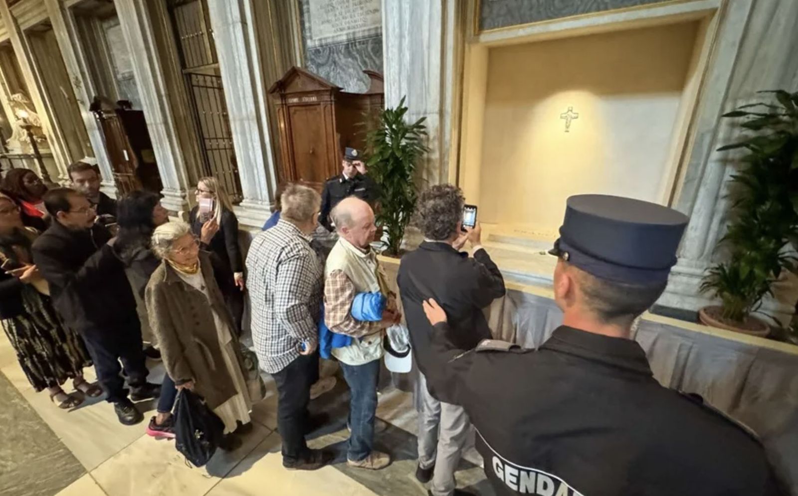 Colas en Santa María la Mayor para contemplar la tumba del Papa Francisco
