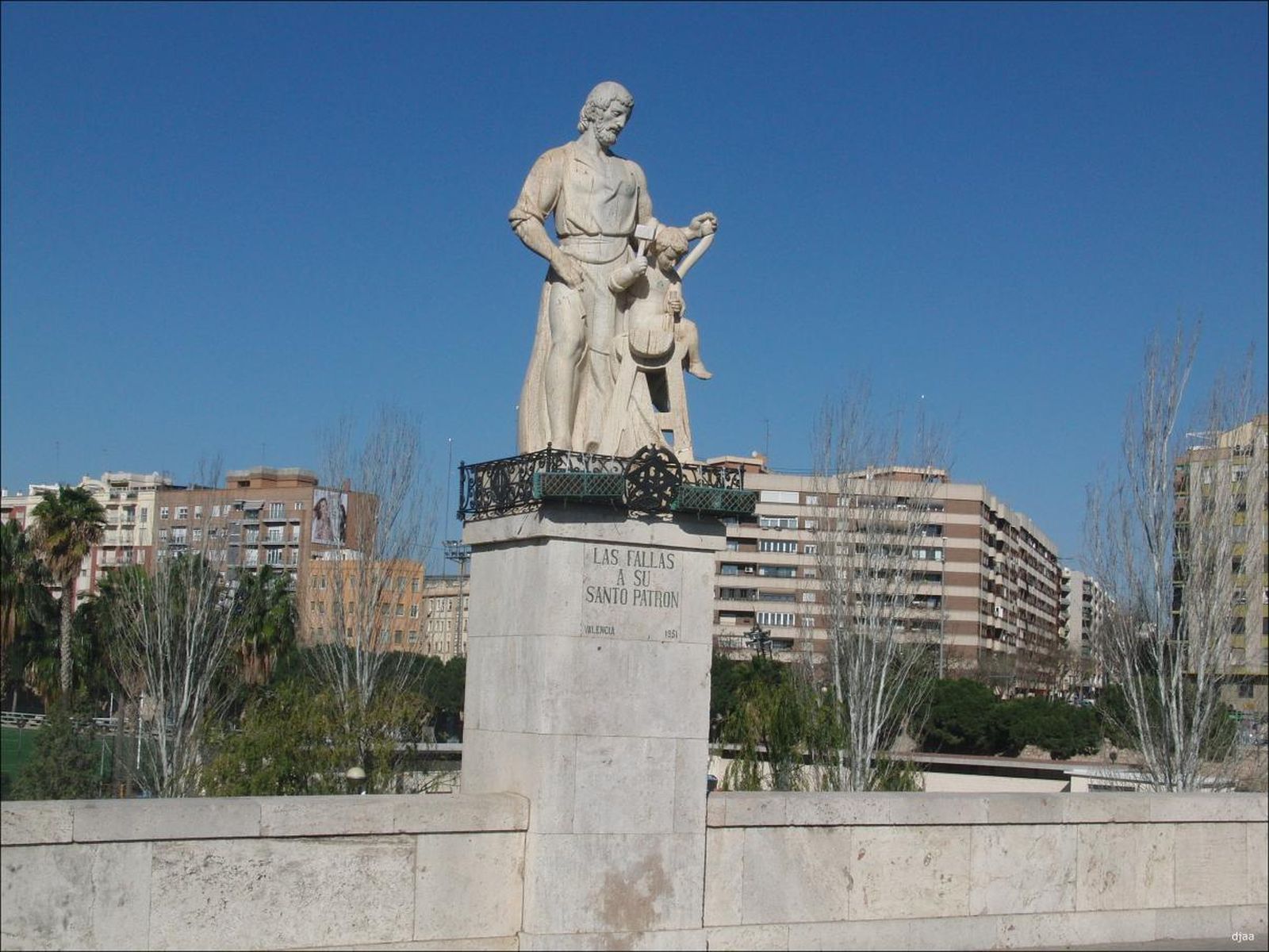 San José, en el puente de su nombre. en Valencia.