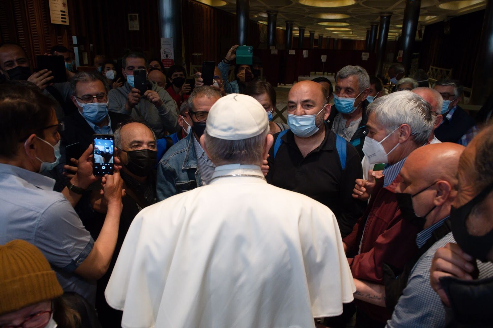 El Papa se reúne con un centenar de refugiados y sin techo en el Aula Pablo VI