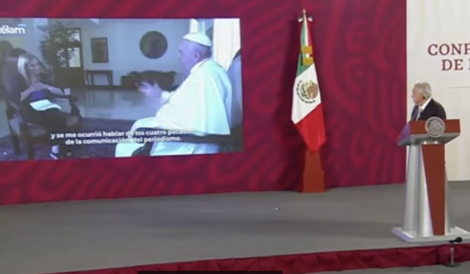 López Obrador visiona el video de Francisco