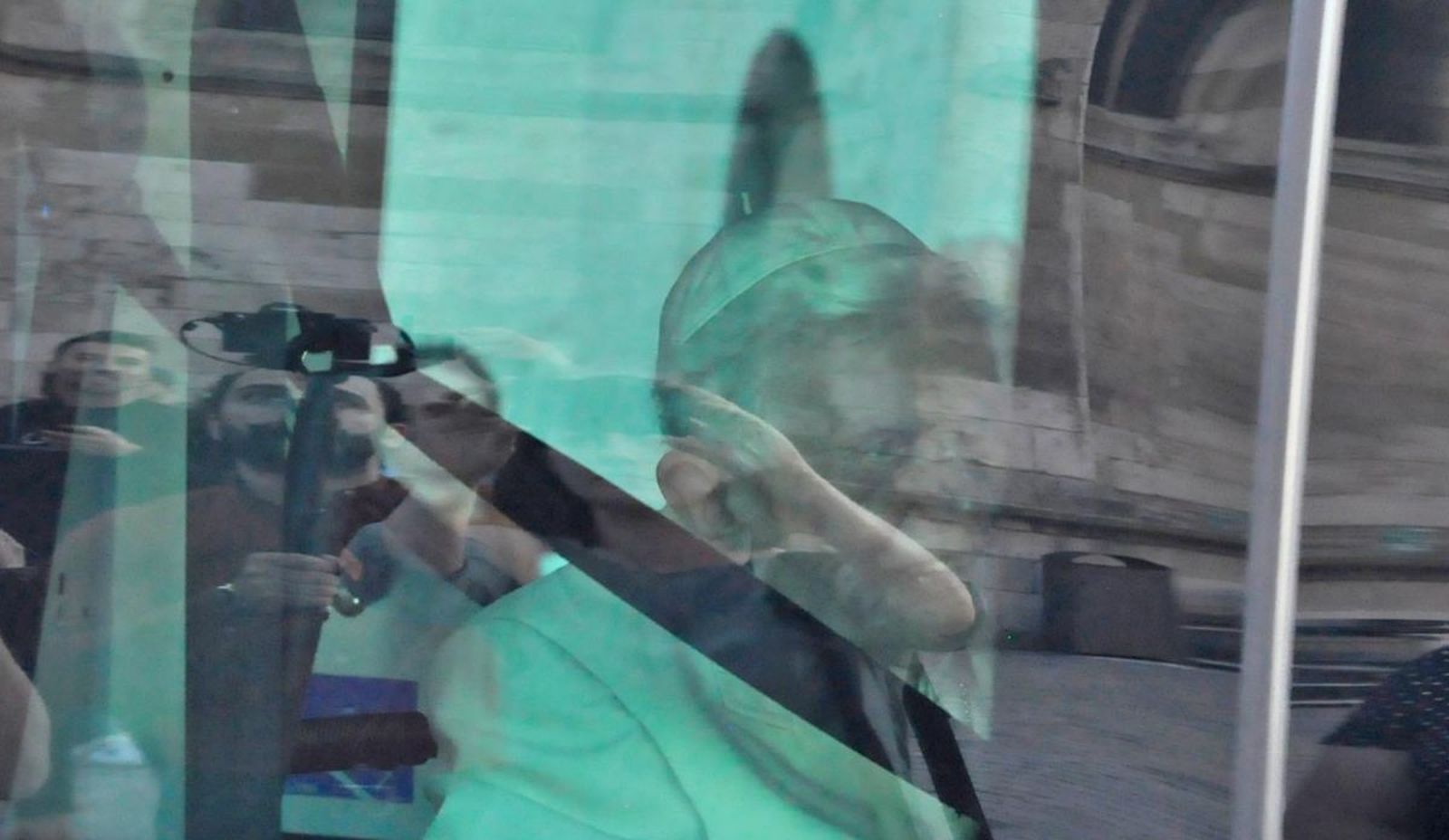 Benedicto en Baviera, tras los cristales del vehículo