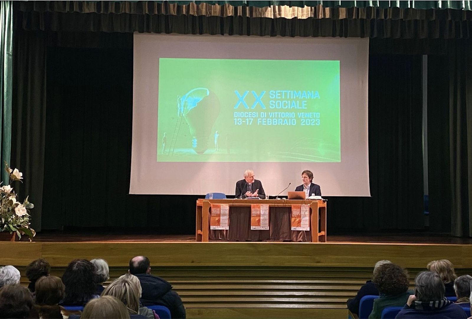 El cardenal Zuppi durante la conferencia