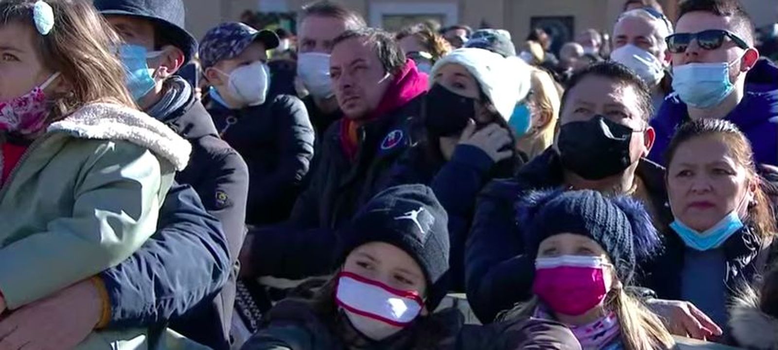 Fieles escuchan a Francisco