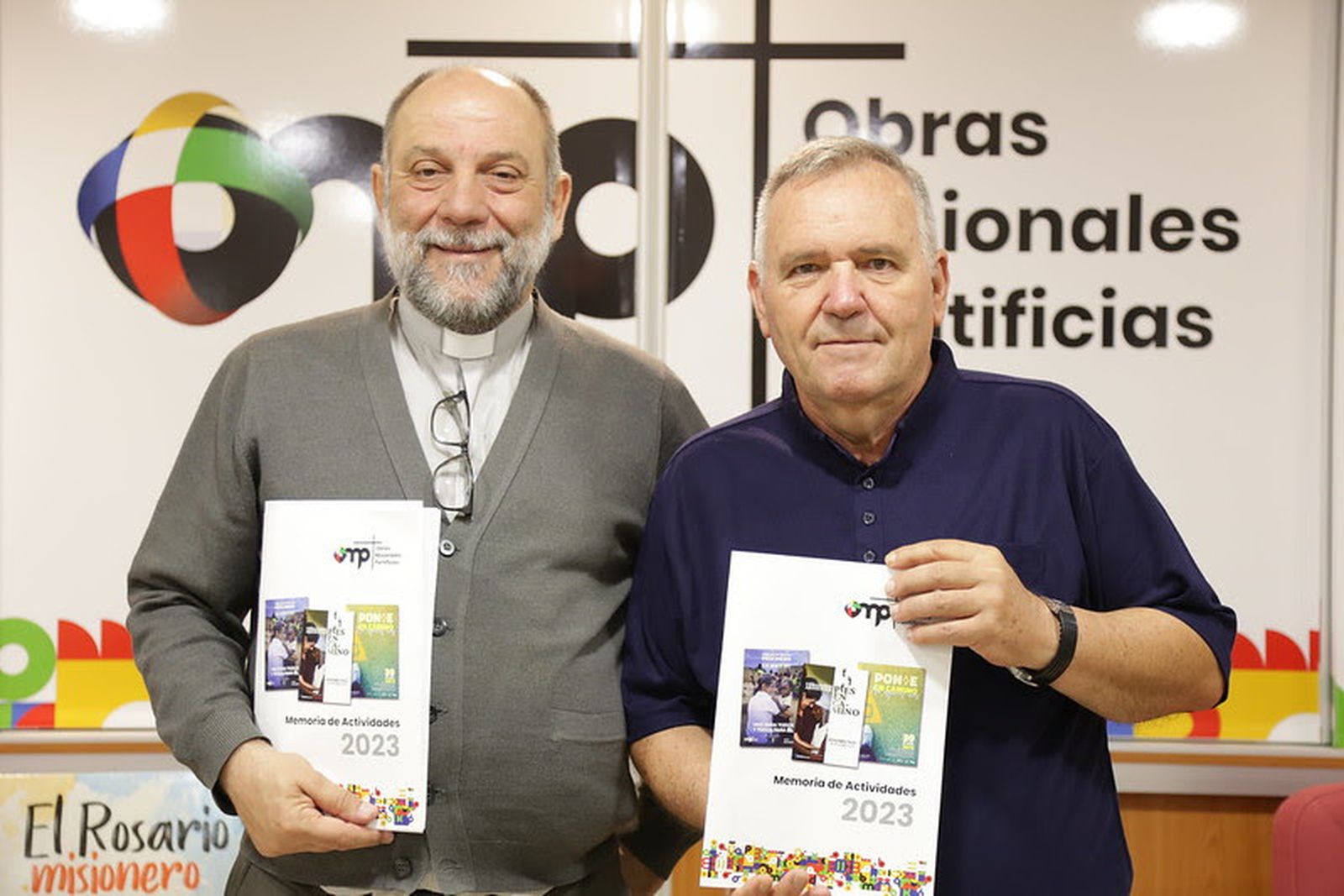 Calderón, director de OMP España, junto con Serafín Suárez, misionero del IEME, en la presentación de la memoria