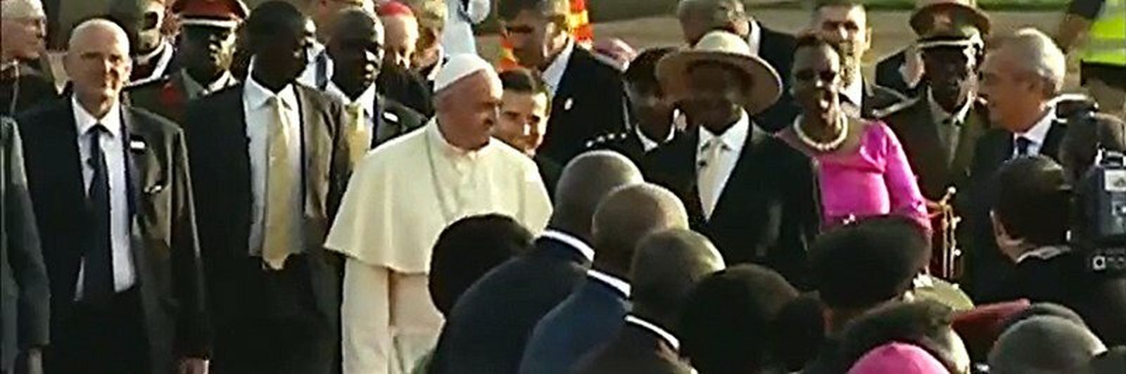 El Papa, a su llegada a Uganda, recibido por Museveni