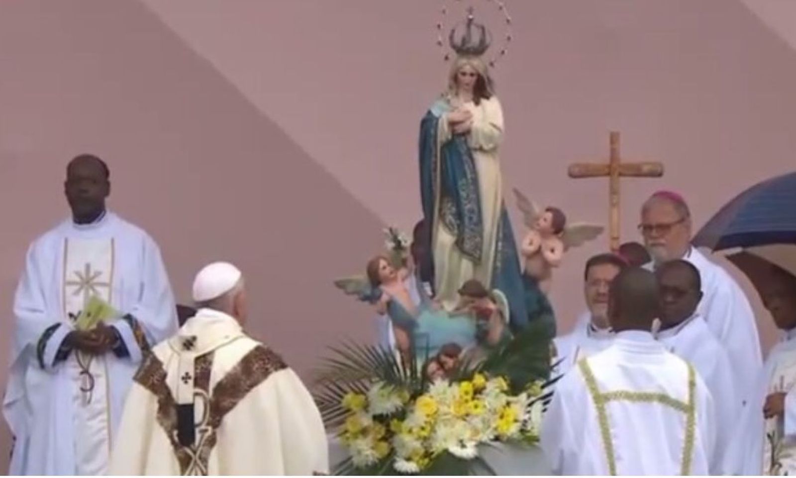 El Papa inciensa a la Inmaculada de Maputo