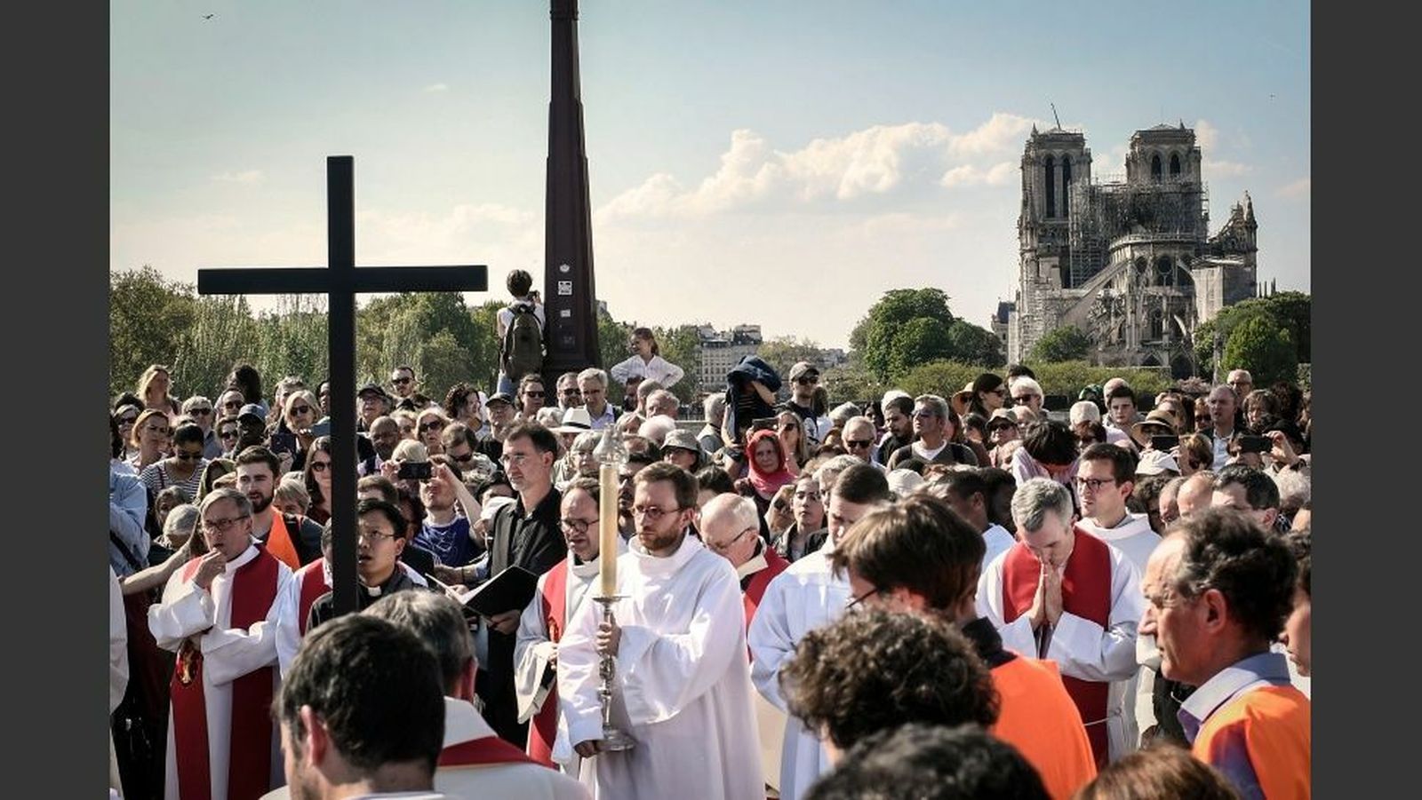 Emotivo Via Crucis alrededor de Notre Dame
