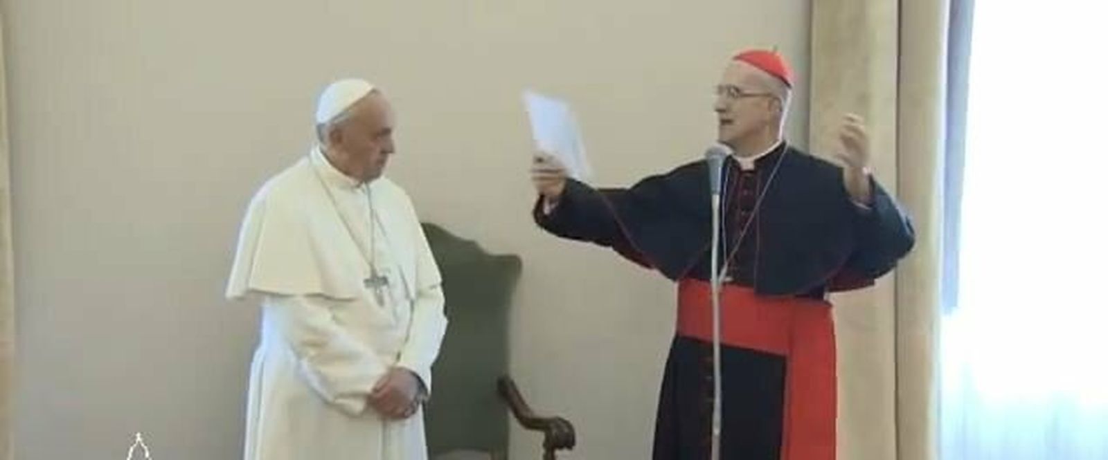 Bertone, ante el papa, en su despedida