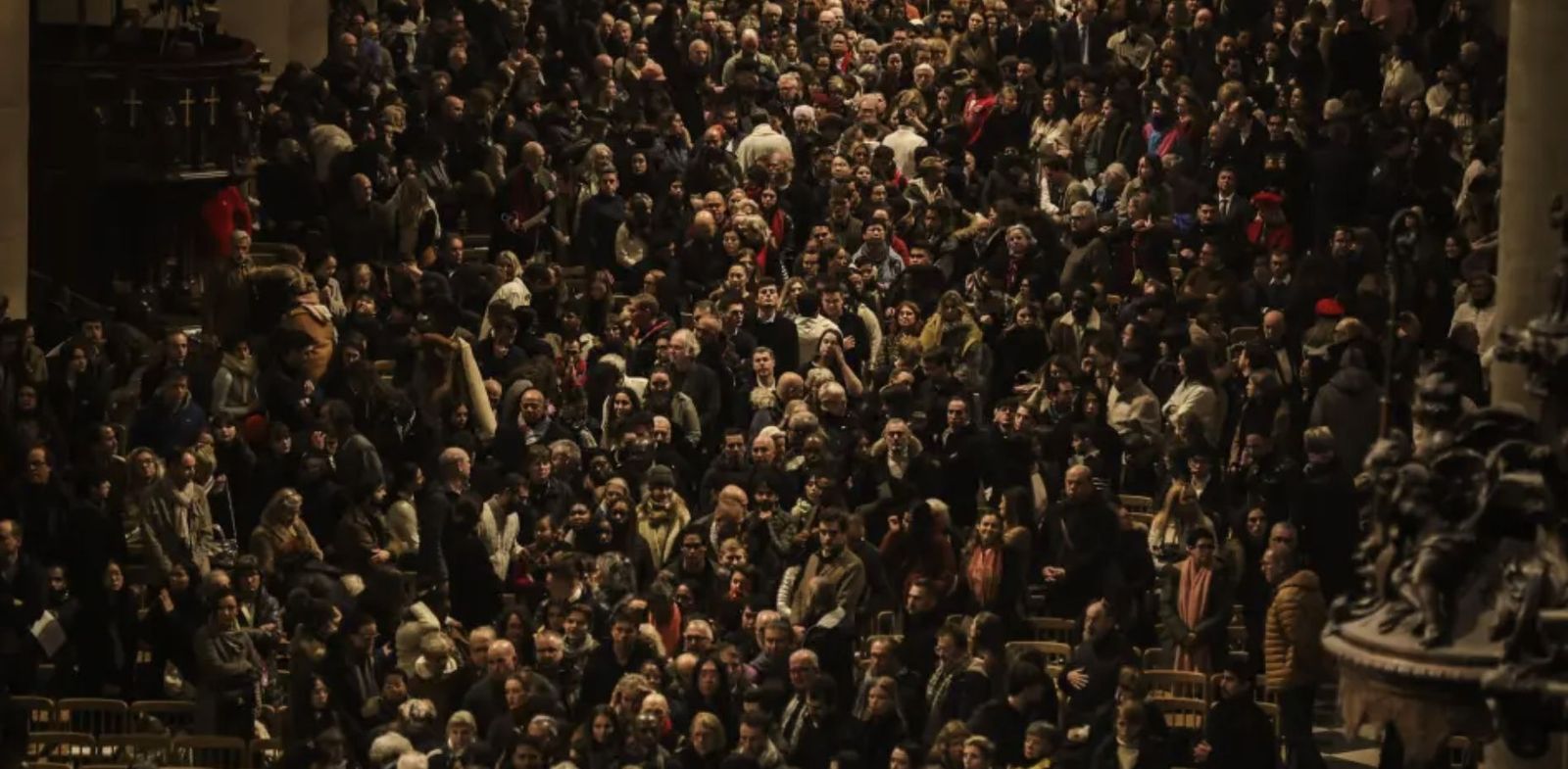 Una Notre Dame abarrotada celebra su primera Misa del Gallo tras la reapertura