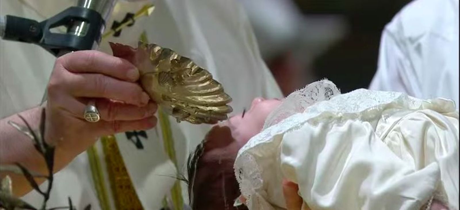 El Papa bautiza a una pequeña