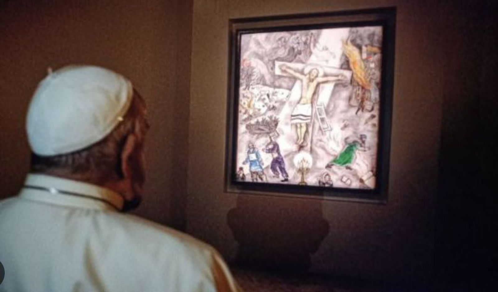 El Papa ante la crucifixión de Chagall