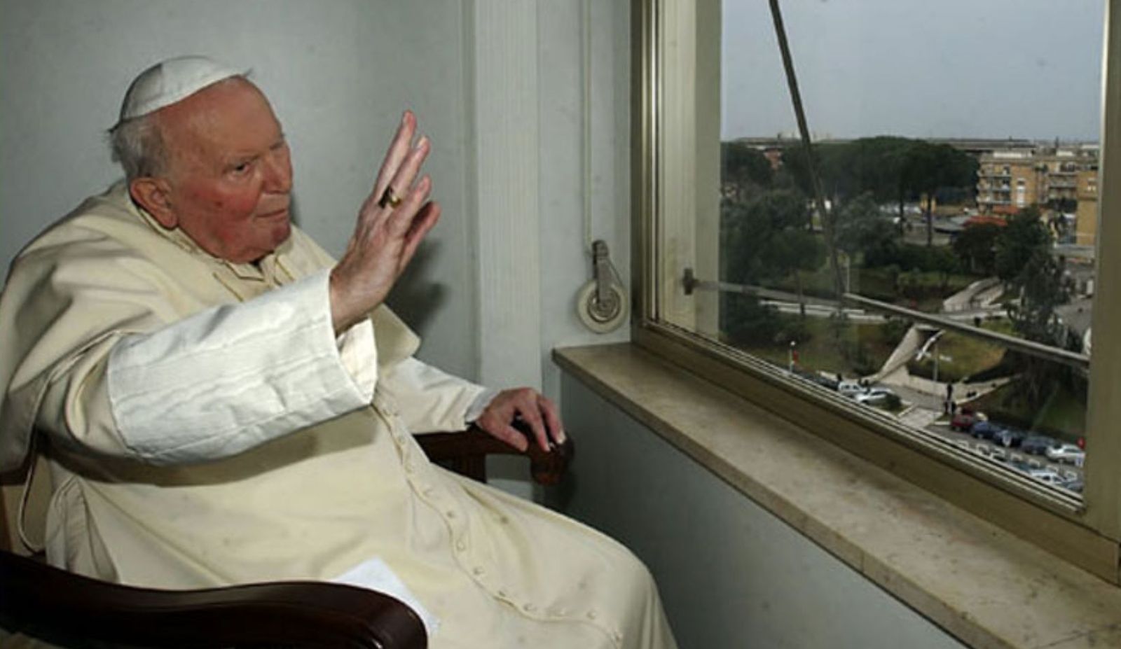 Juan Pablo II desde la ventana del Gemelli