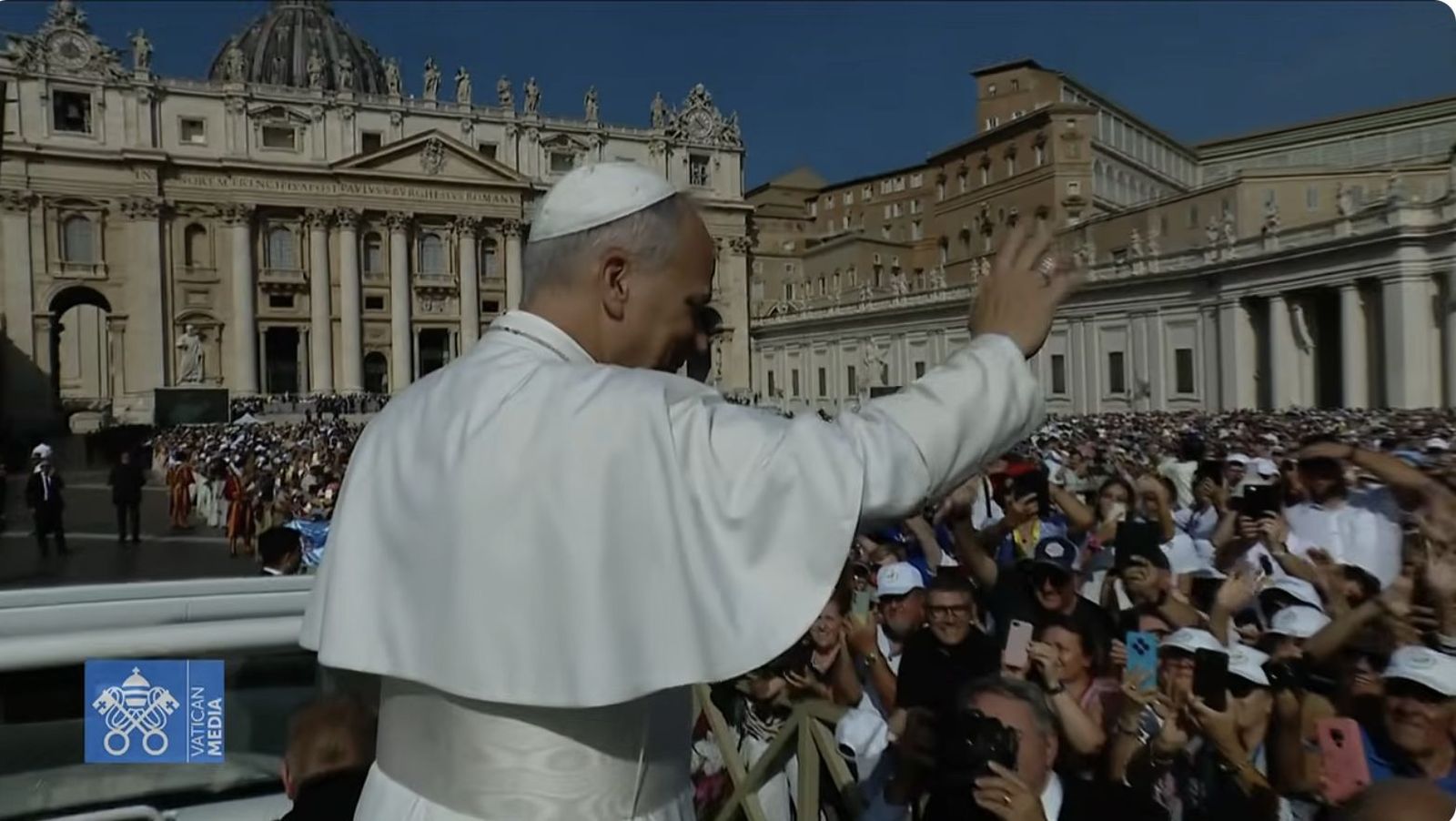 El Papa, en su recorrido por la plaza de san Pedro