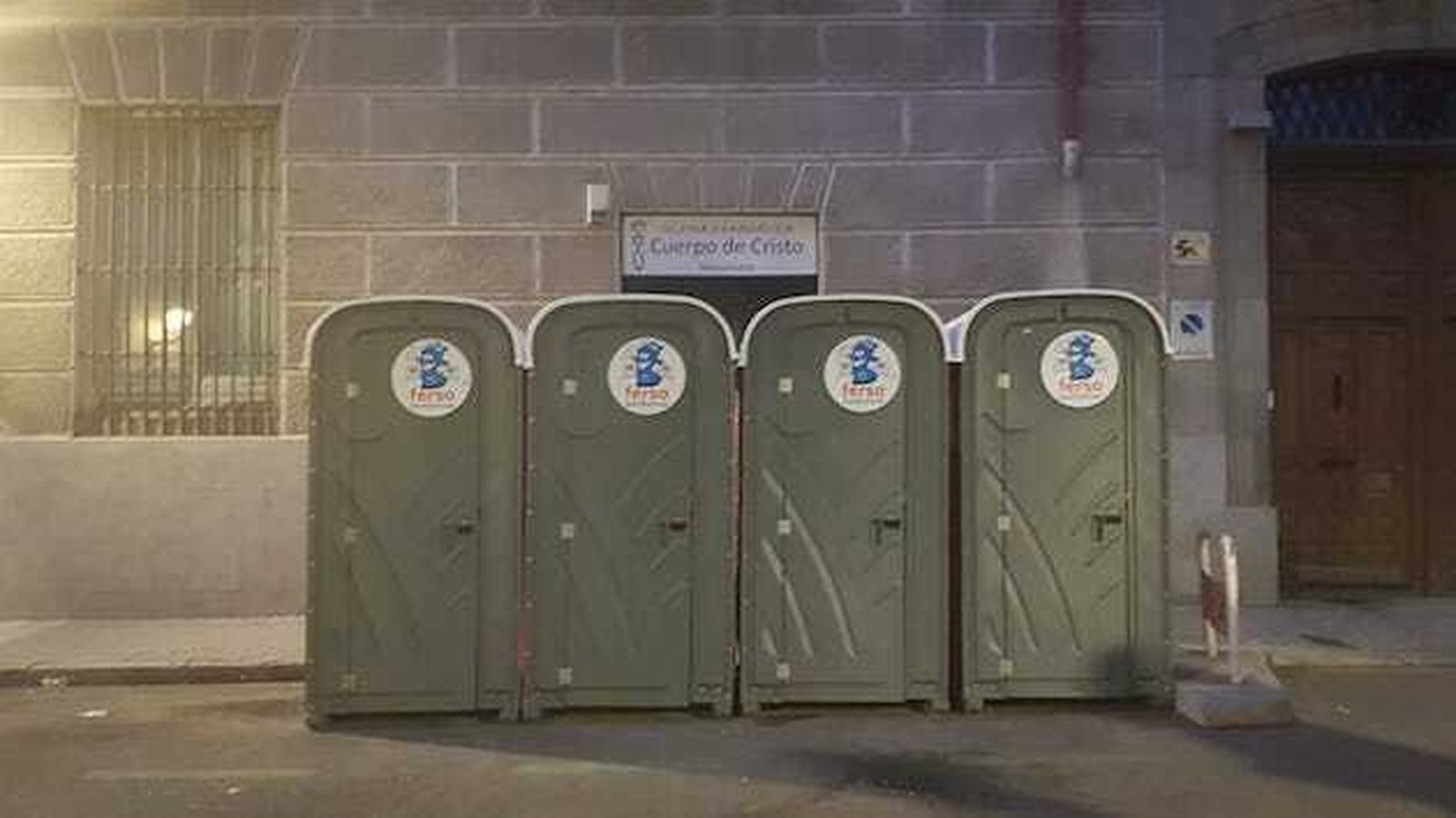 instalan urinarios en la fachada de templo evangélico durante la fiesta de La Paloma