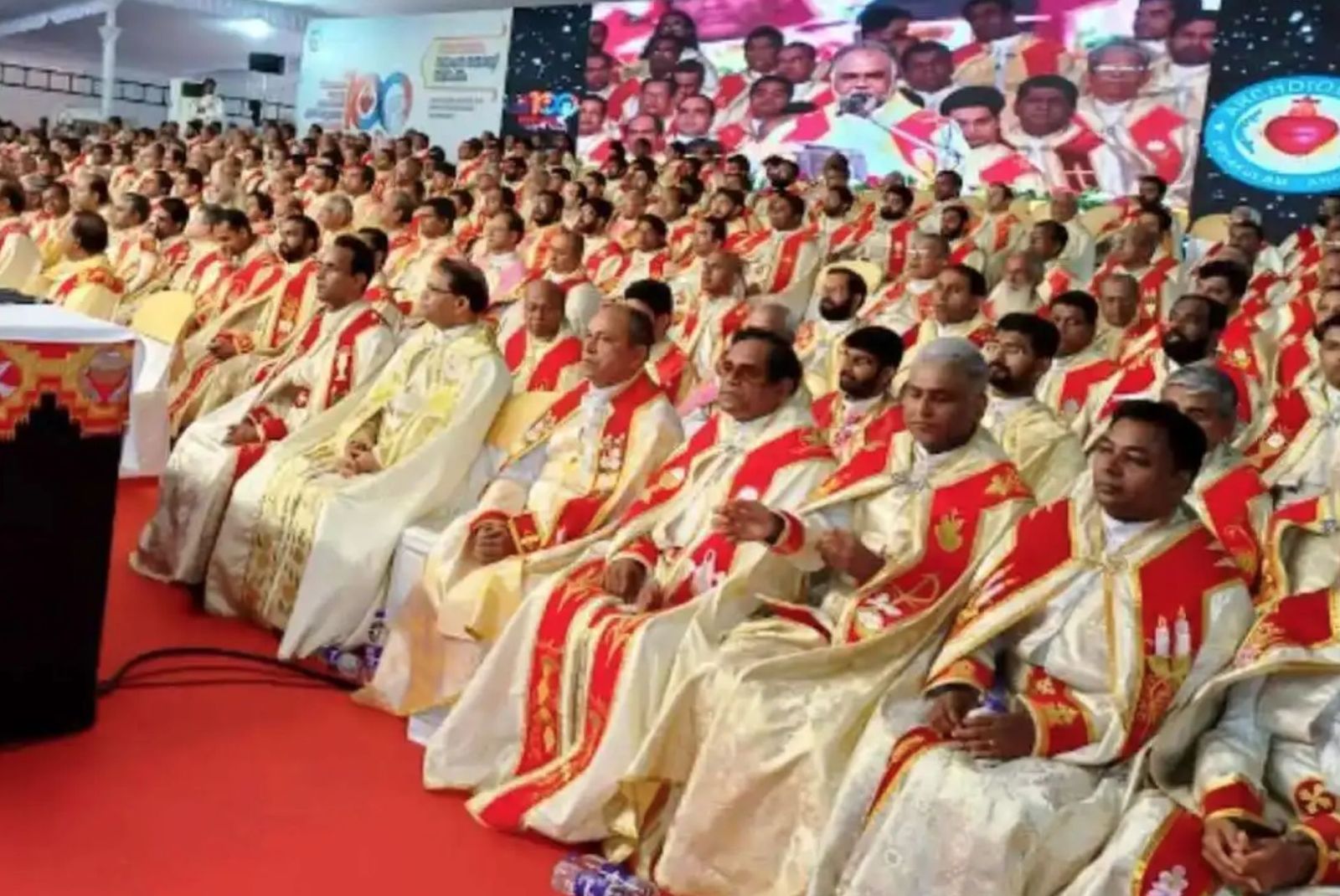 Más de 400 sacerdotes concelebran una misa el 10 de diciembre en Kochi para conmemorar el centenario de la elevación de Ernakulam-Angamaly como arquidiócesis y el establecimiento de la jerarquía siro-malabar en 1923.