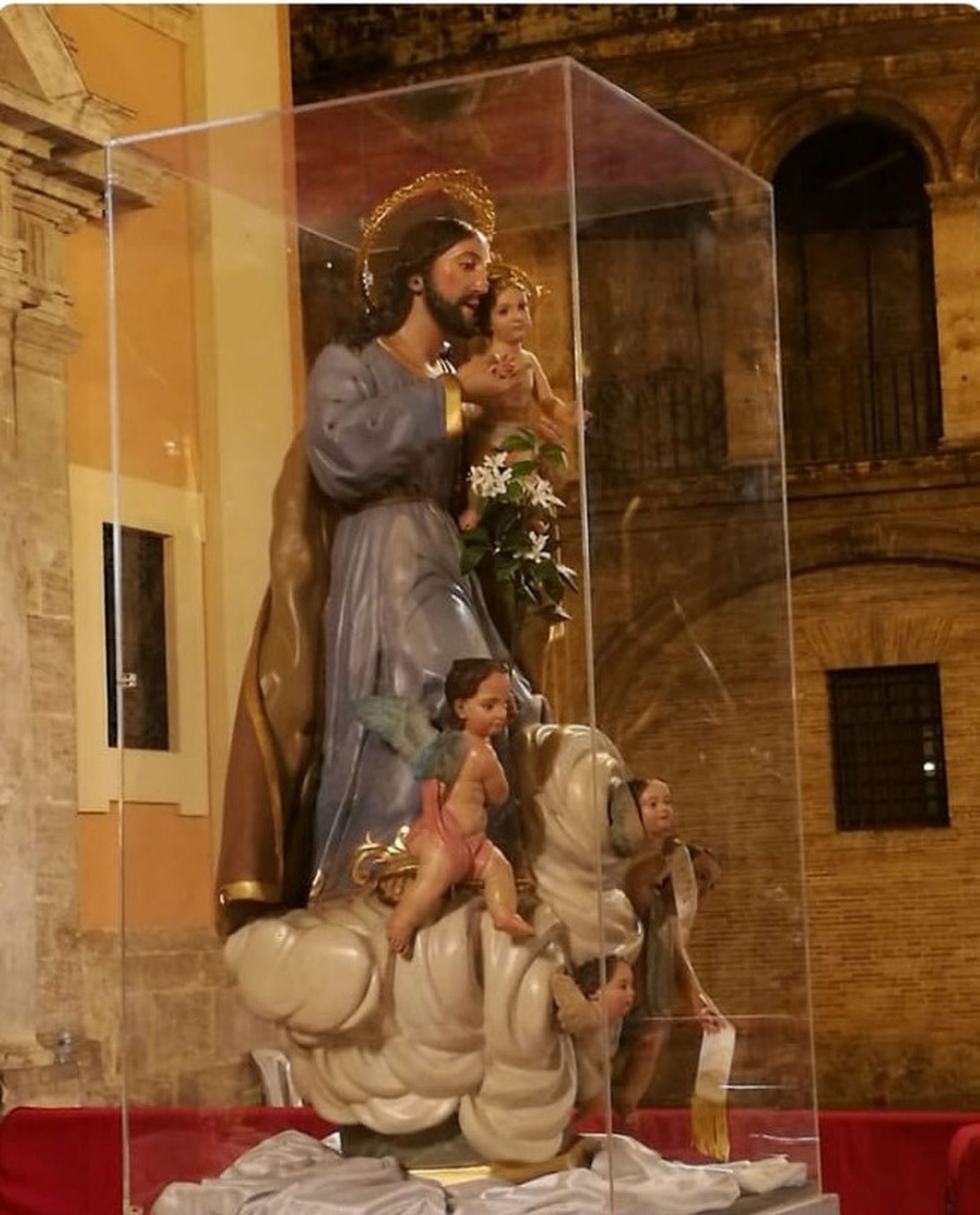 San José, en la plaza durante la Ofrenda de Flores a la Virgen.