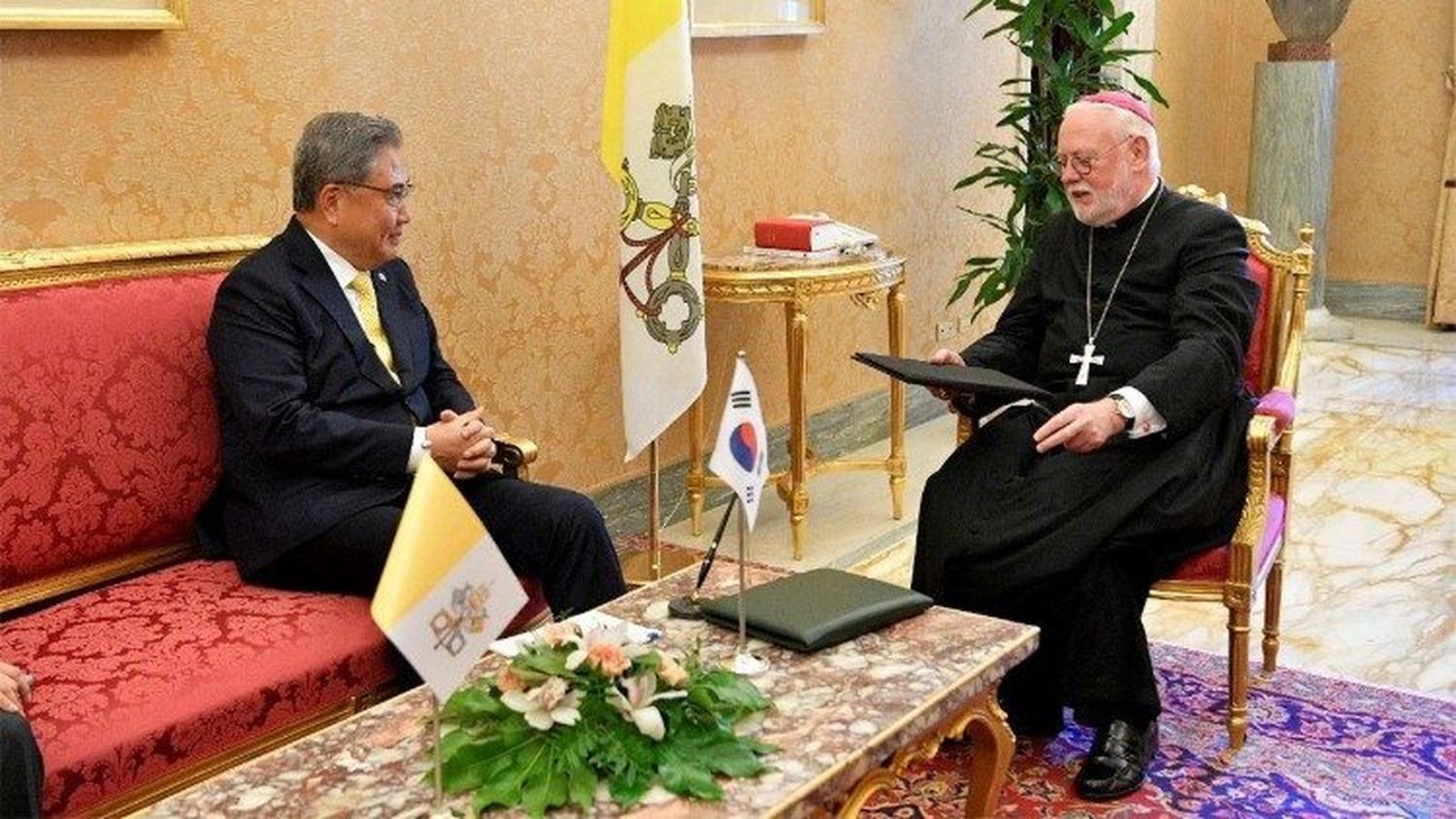 Monseñor Paul Richard Gallagher con el ministro de Asuntos Exteriores de Corea del Sur