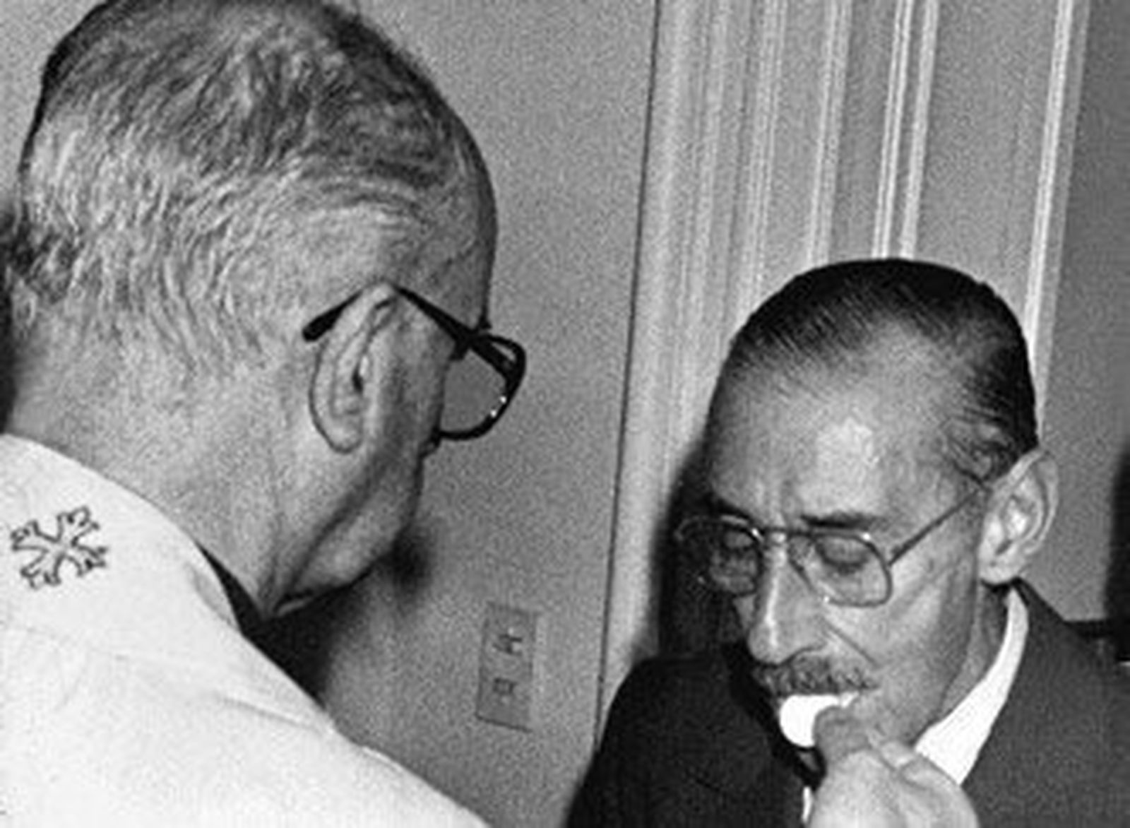 Primatesta da la comunión a Videla