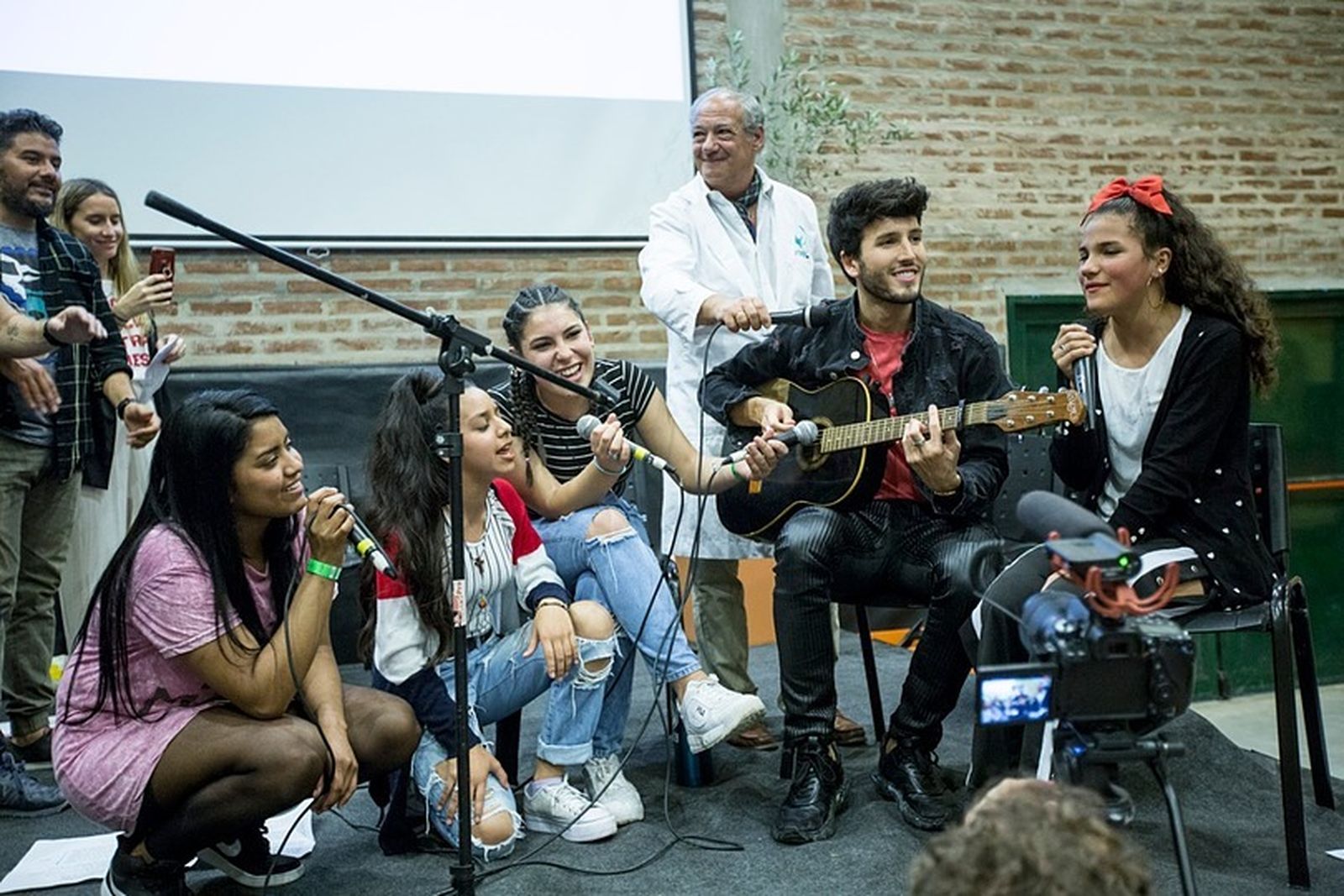 Sebastian Yatra cantando con los chicos de Scholas en la Villa 31 de Buenos Aires