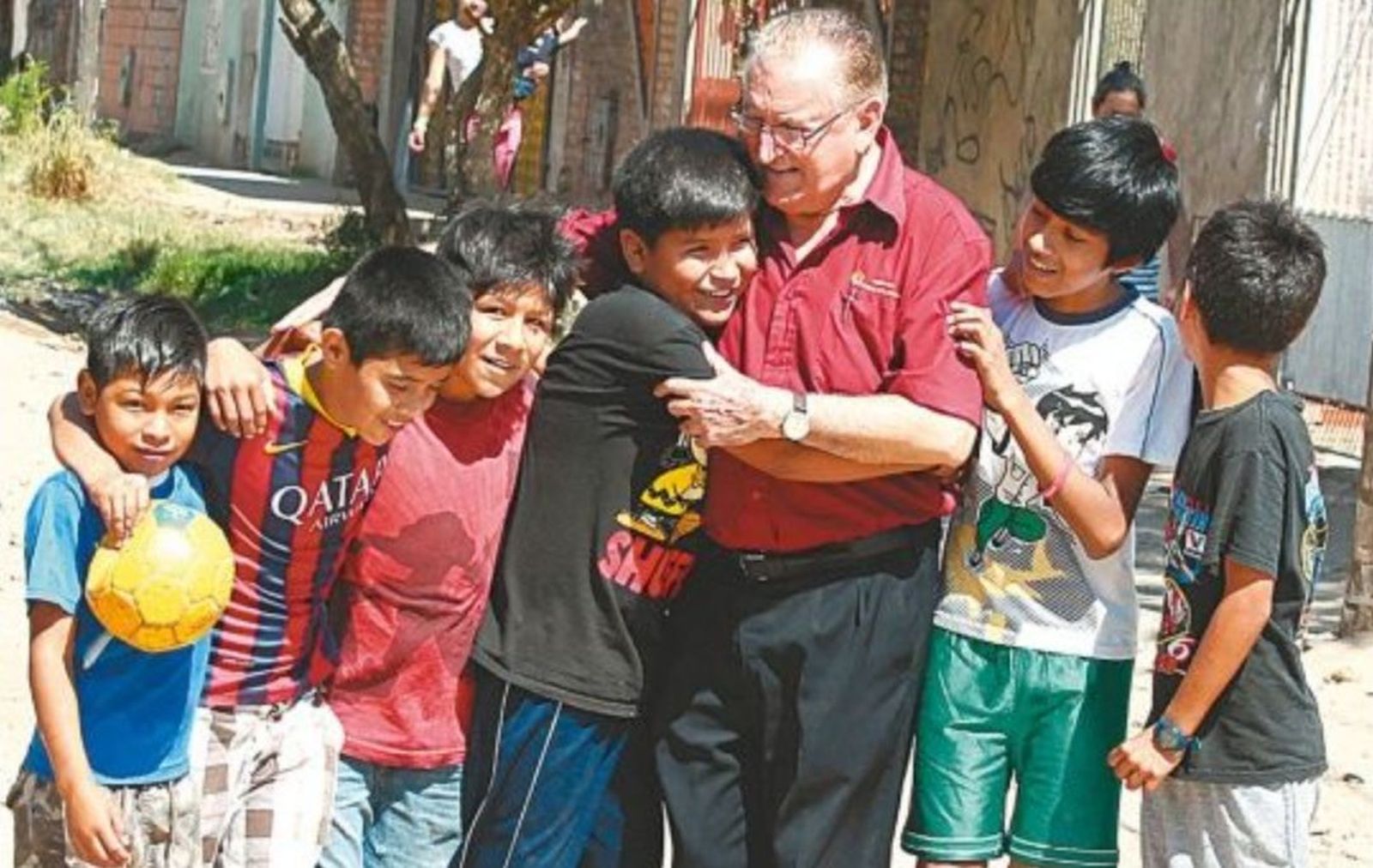Nicolás con niños bolivianos