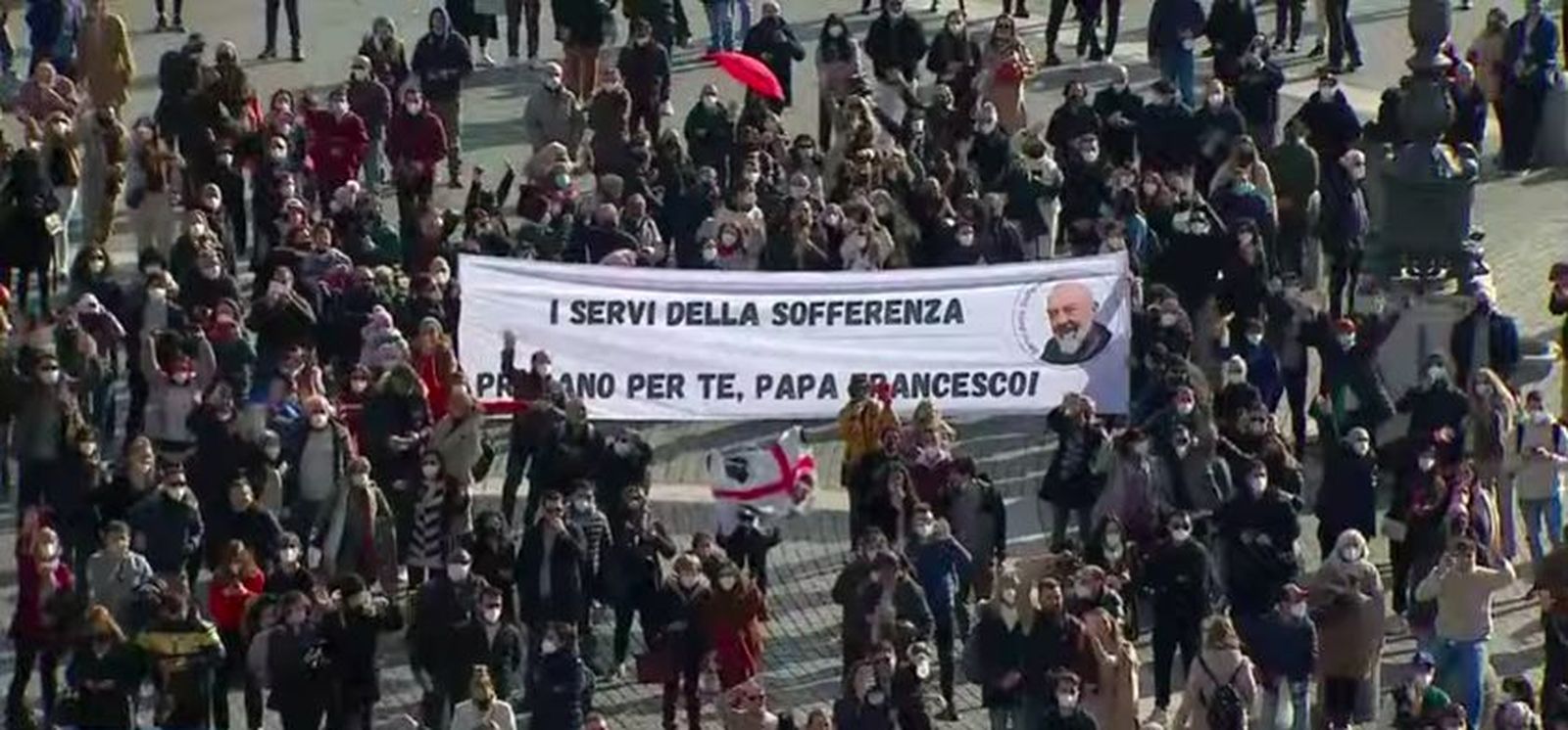 Fieles rezan por, y con, el Papa