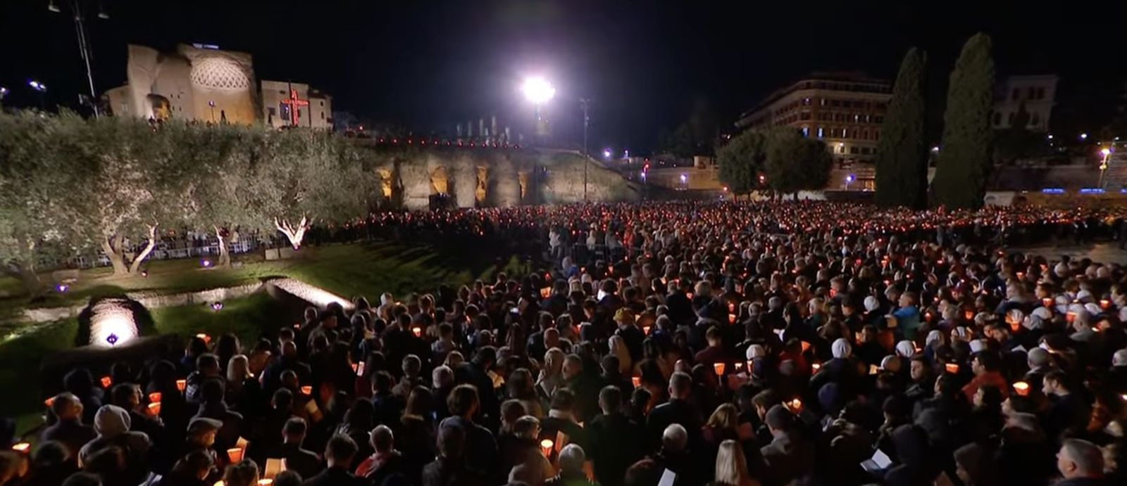 Fieles siguen el Vía Crucis