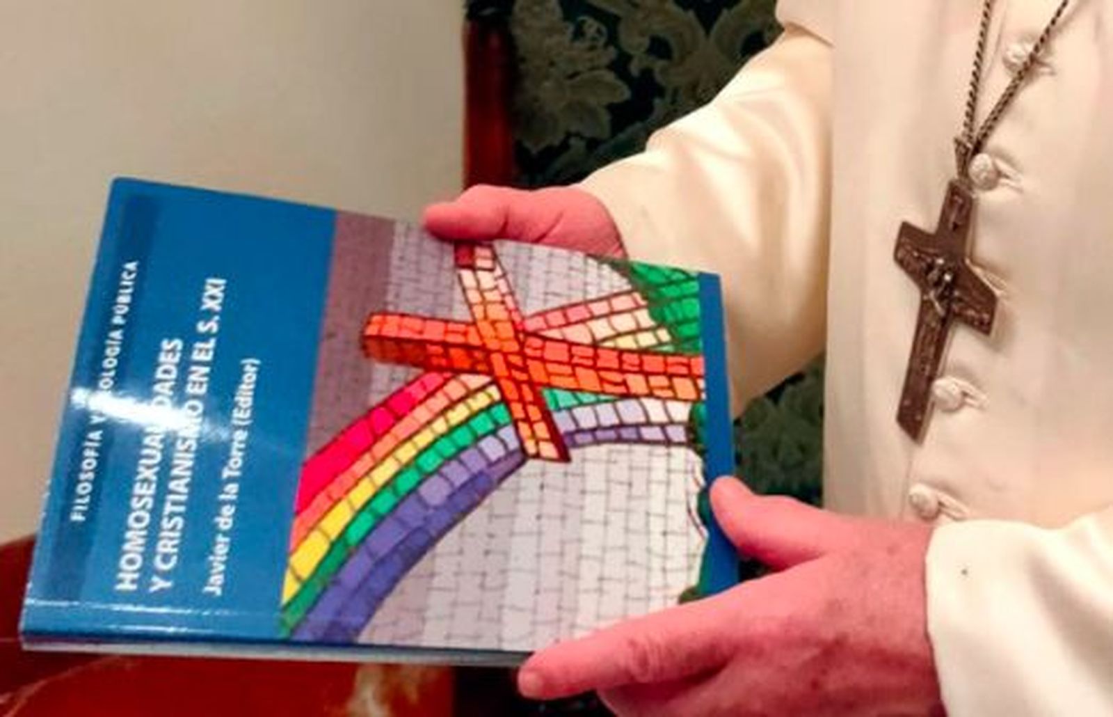 Un libro de un profesor de Comillas, en las manos del Papa