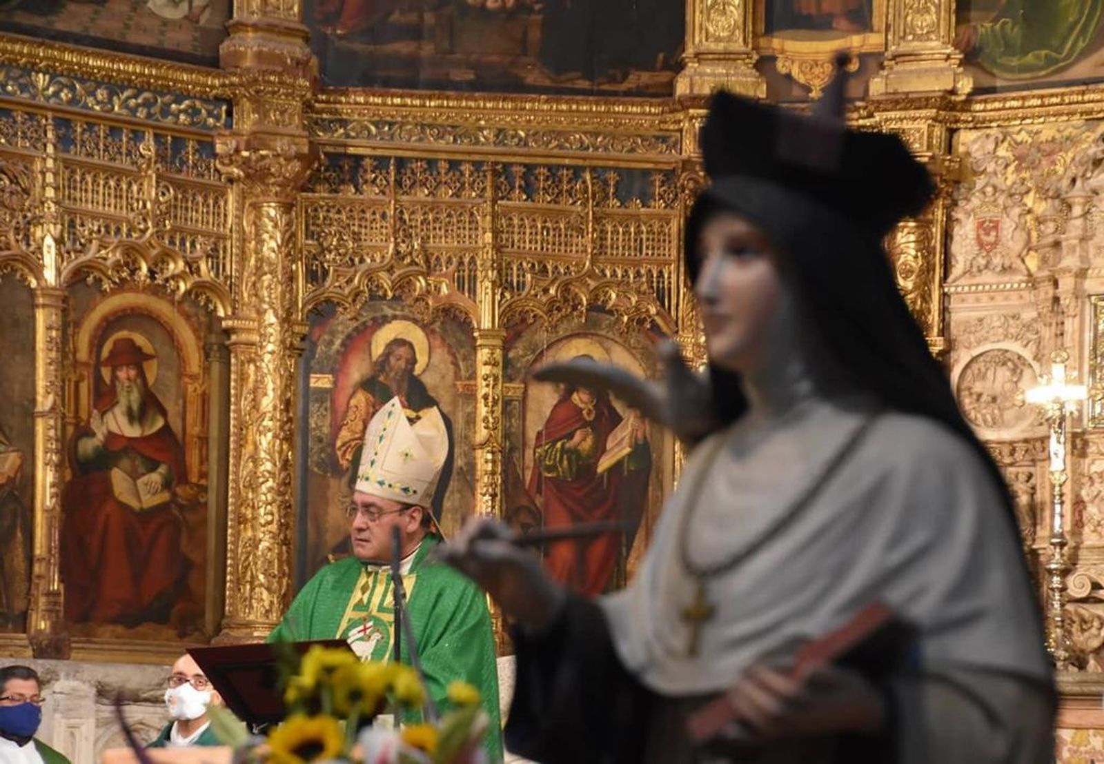 José María Gil Tamayo, junto a una estatua de Teresa
