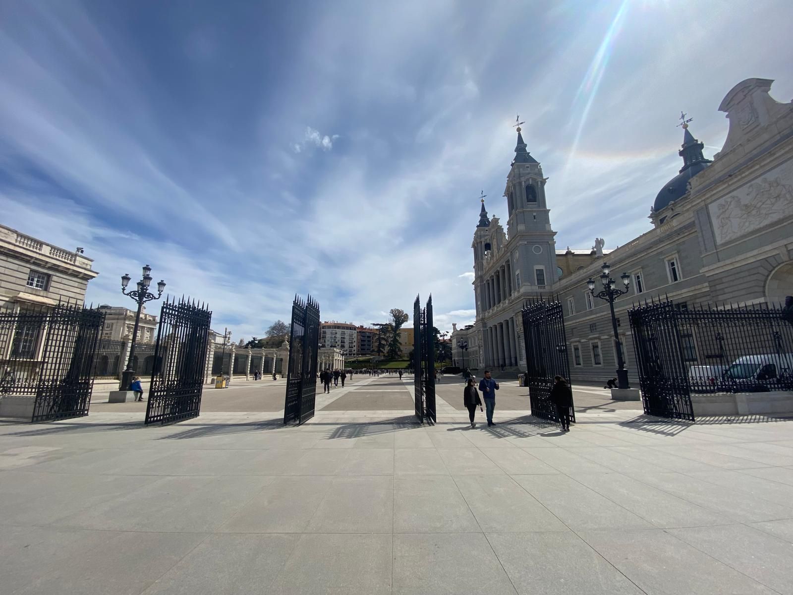 La catedral de la Almudena, desde la plaza de la Armería