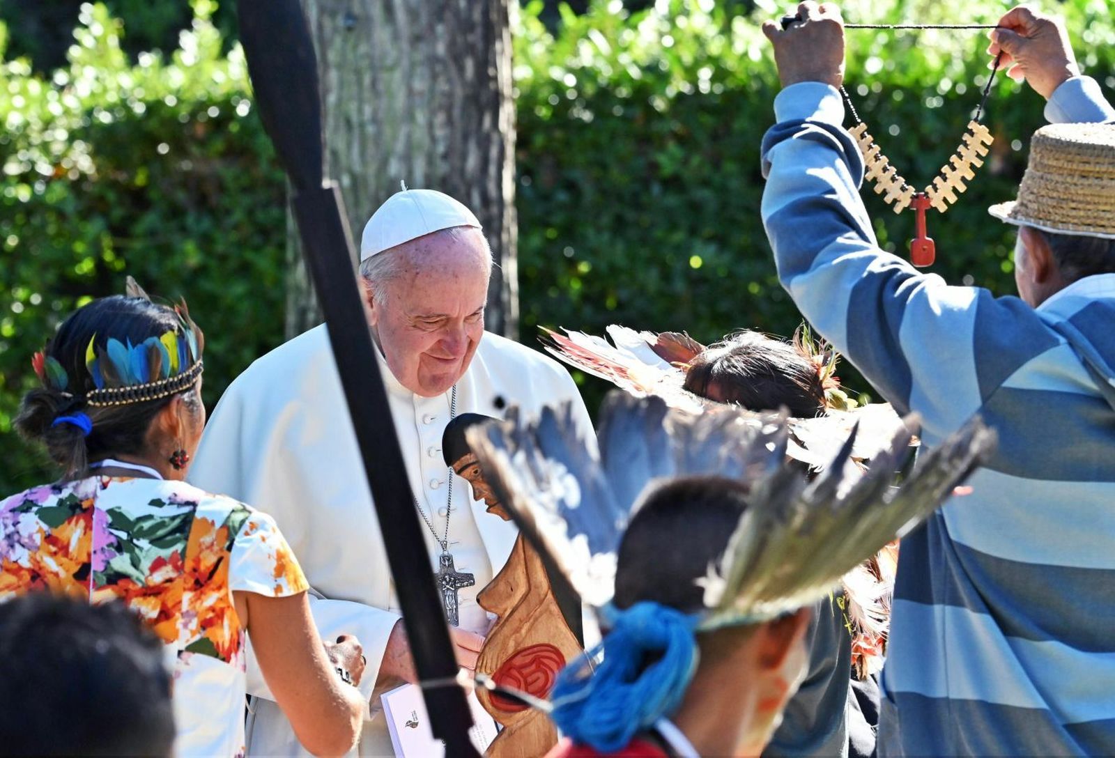 Francisco con una de las estatuillas indígenas en el ritual del pasado 4 de octubre