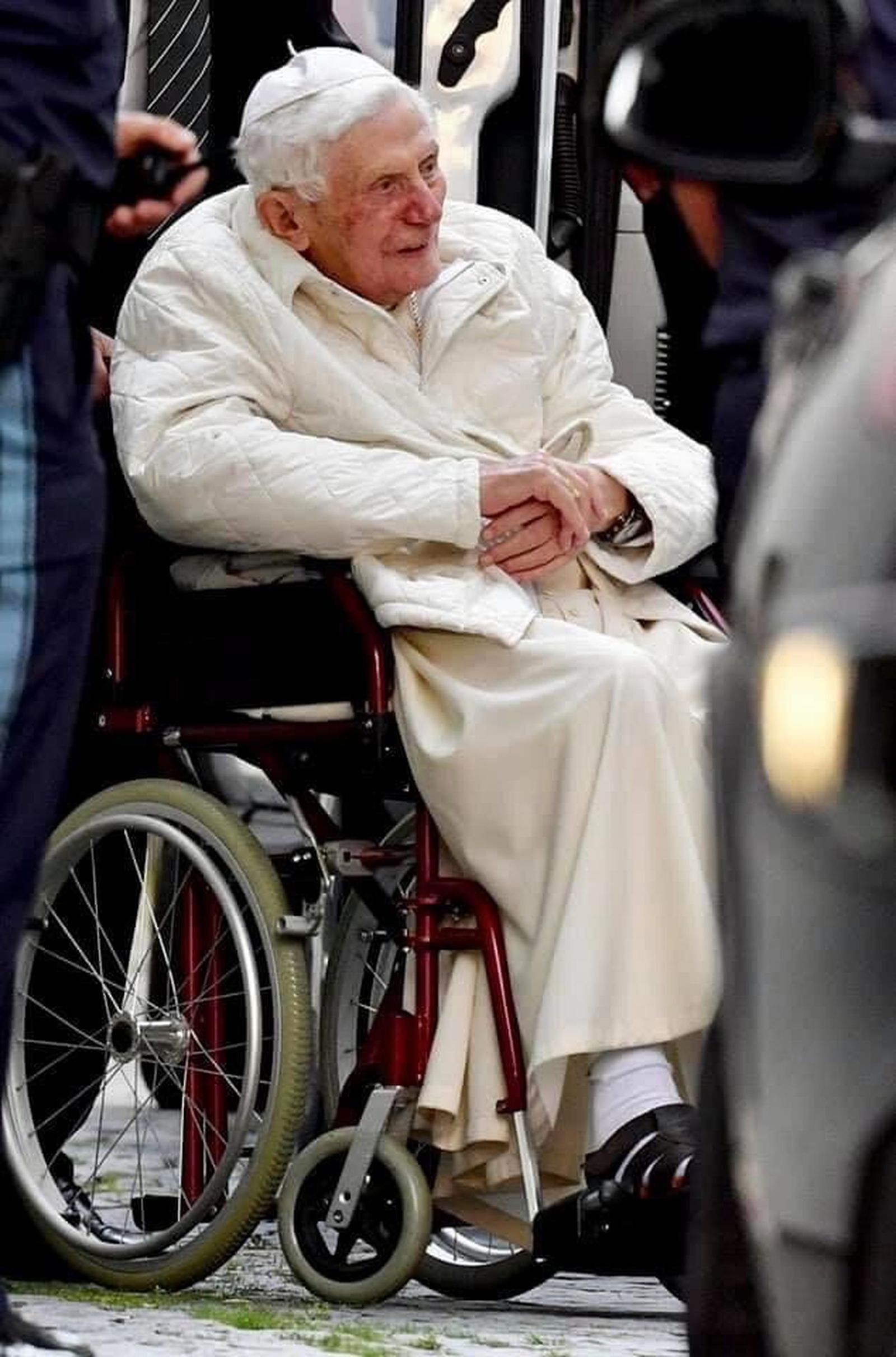 El gesto del Papa anciano visitando a su hermano moribundo