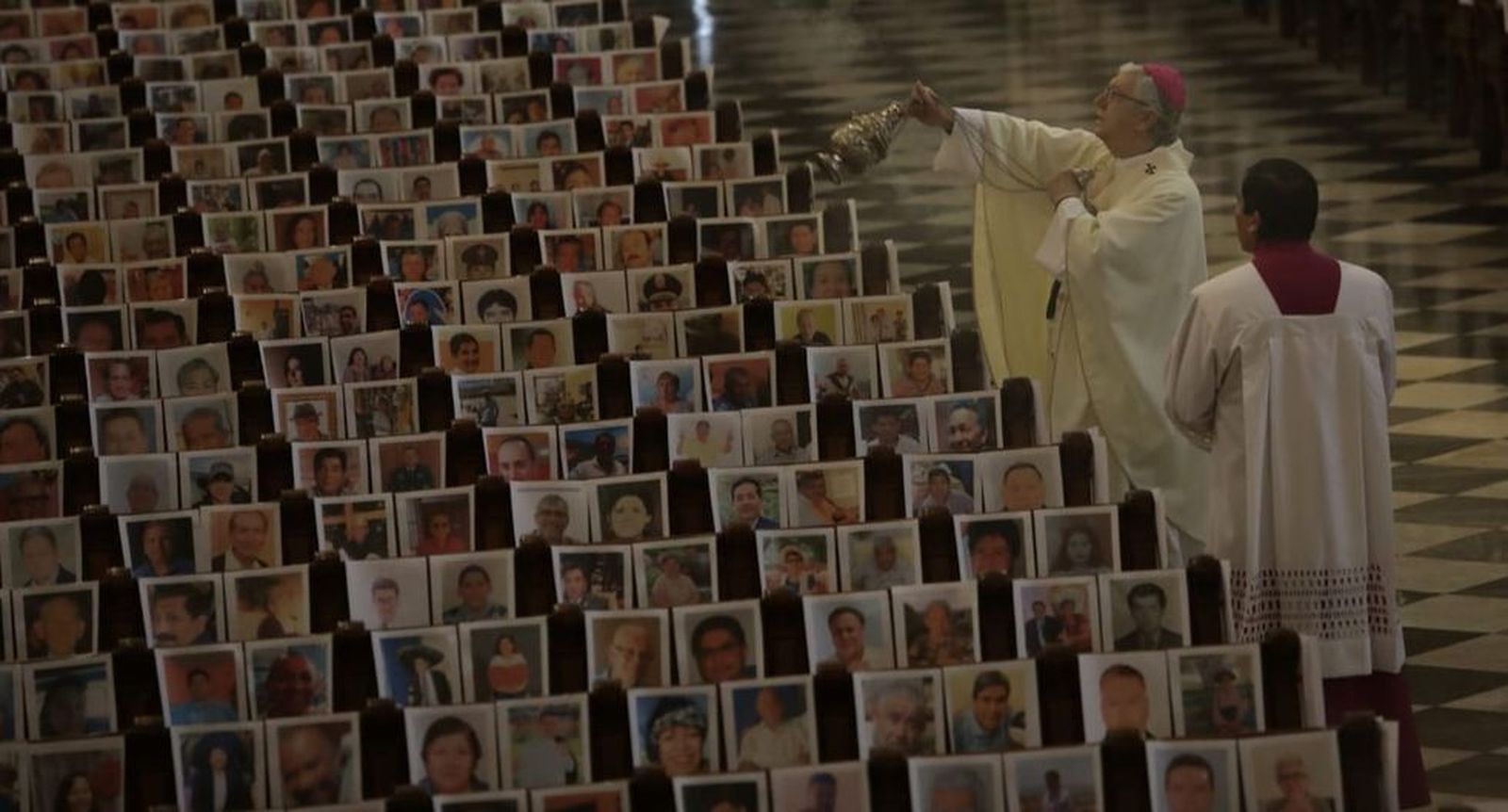 Carlos Castillo presidió la misa con las imágenes de los fallecidos