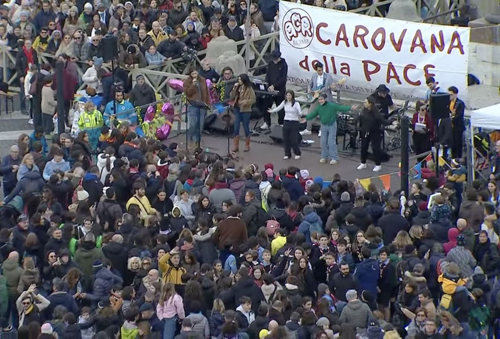 La Caravana de la Paz, de la AC italiana, en la plaza de San Pedro