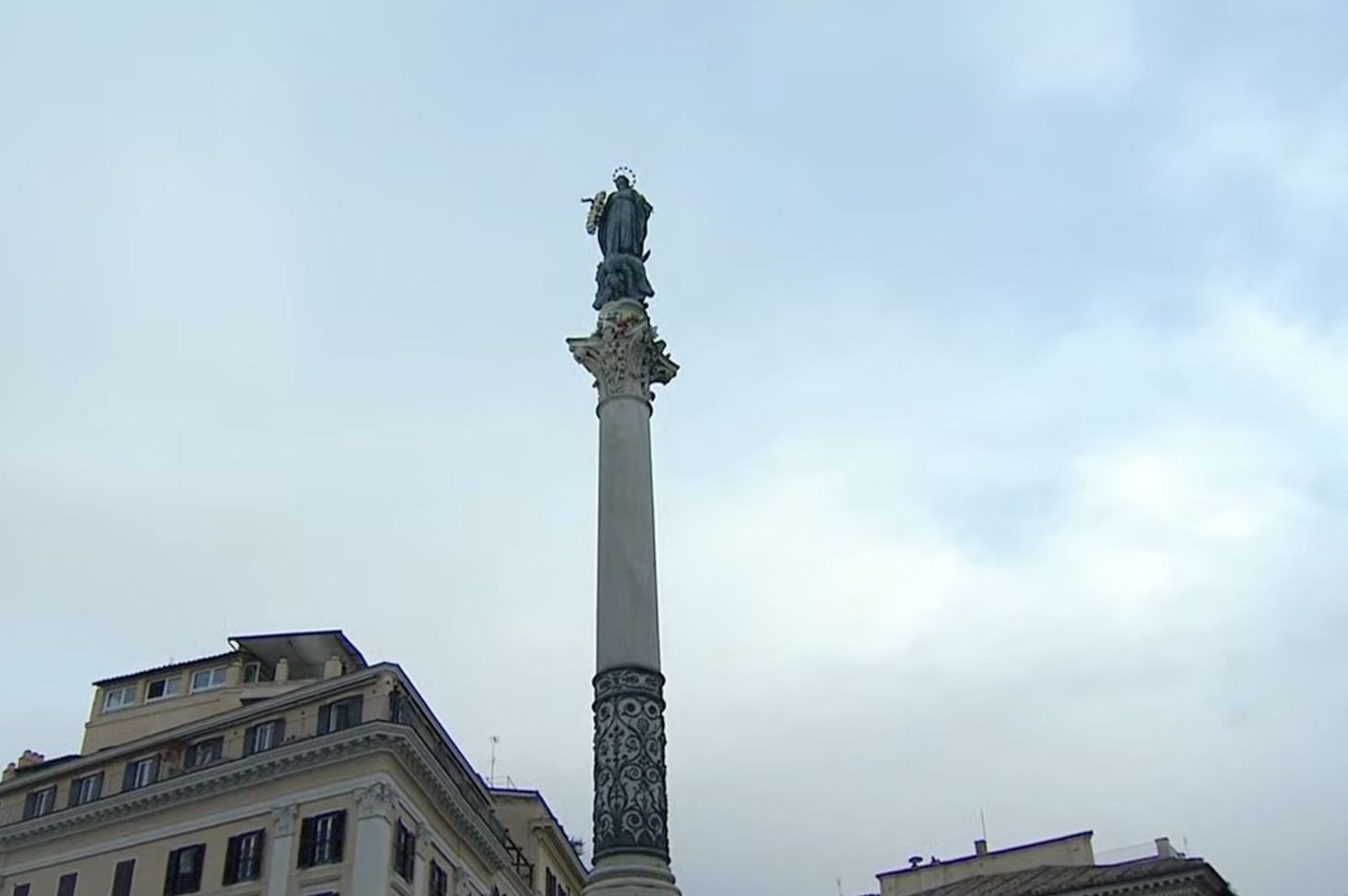 La imagen de la Inmaculda Concepción en la Plaza de España en Roma