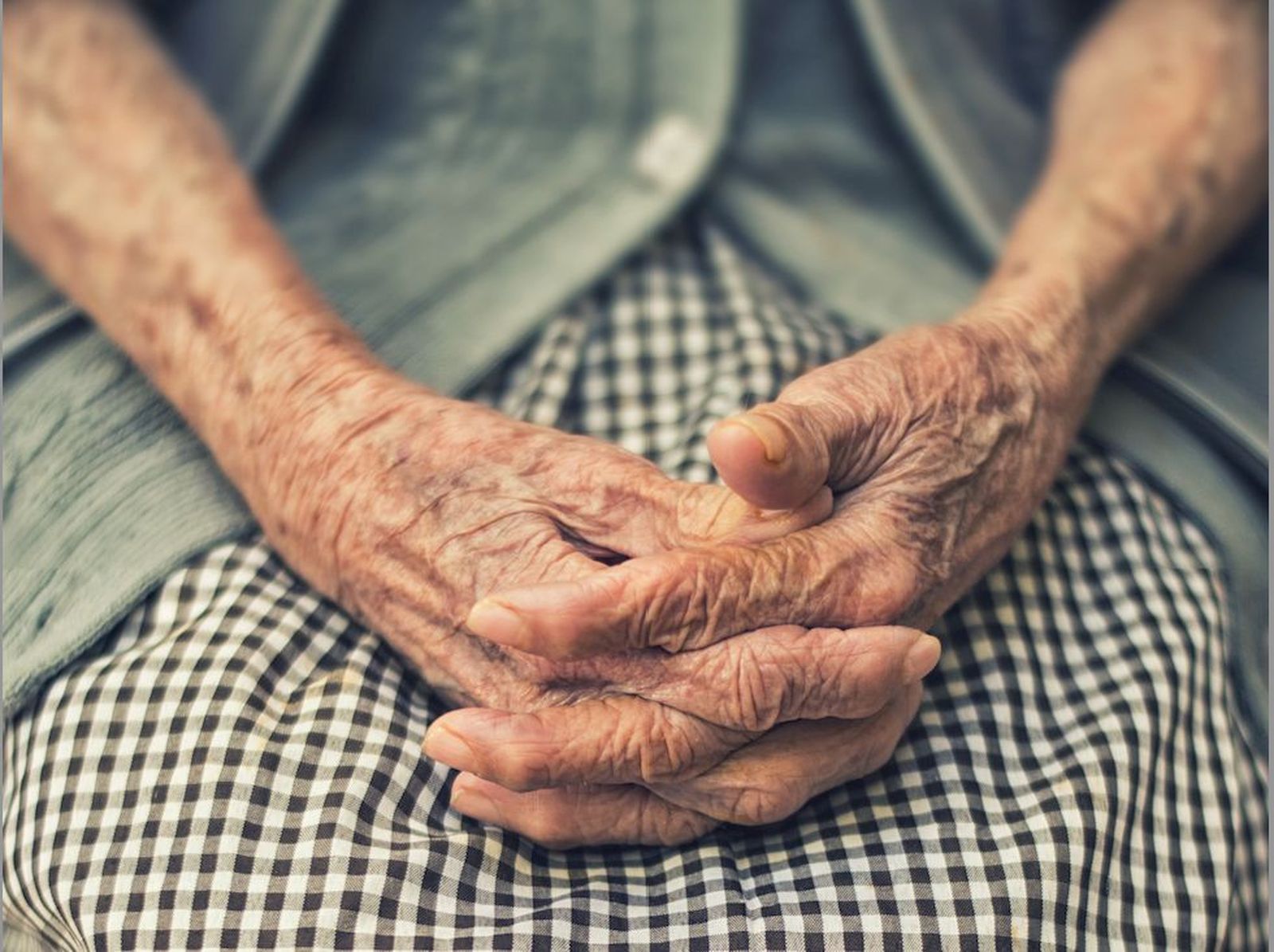 Las manos de una abuela