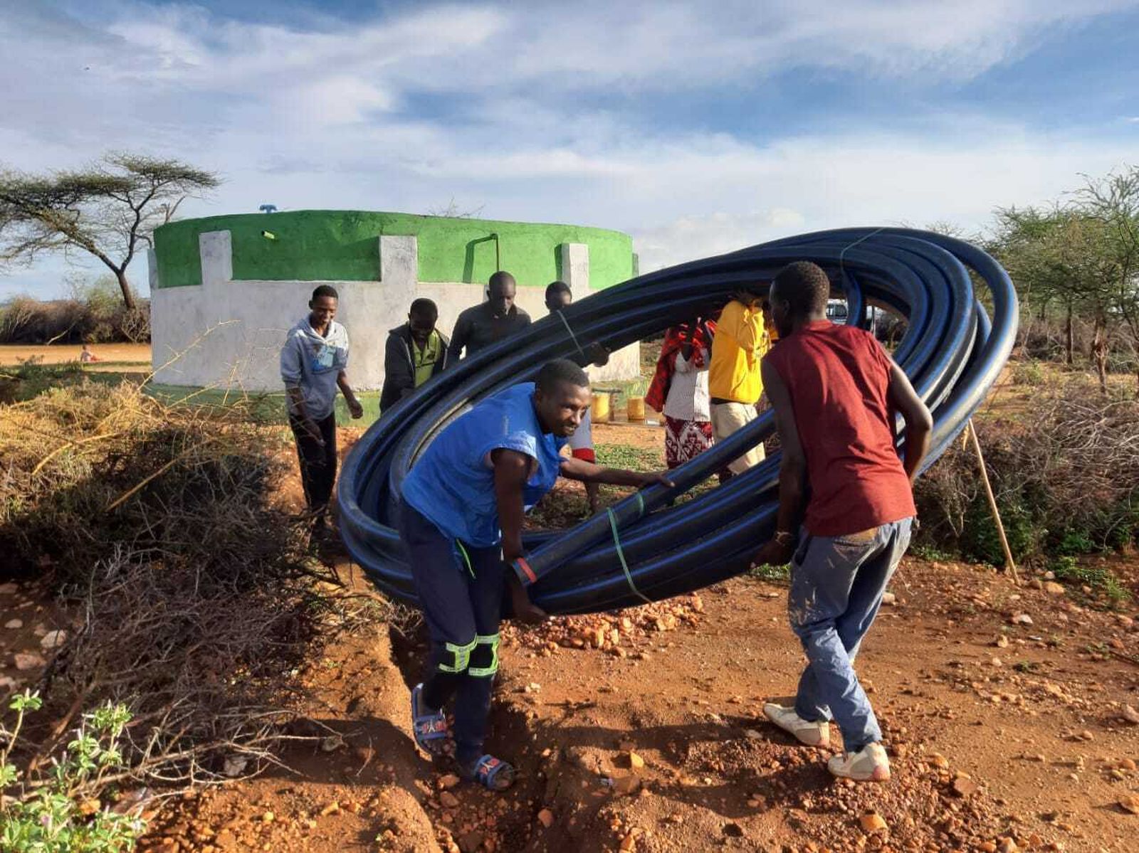 Jóvenes samburu trabajando para hacer el acueducto