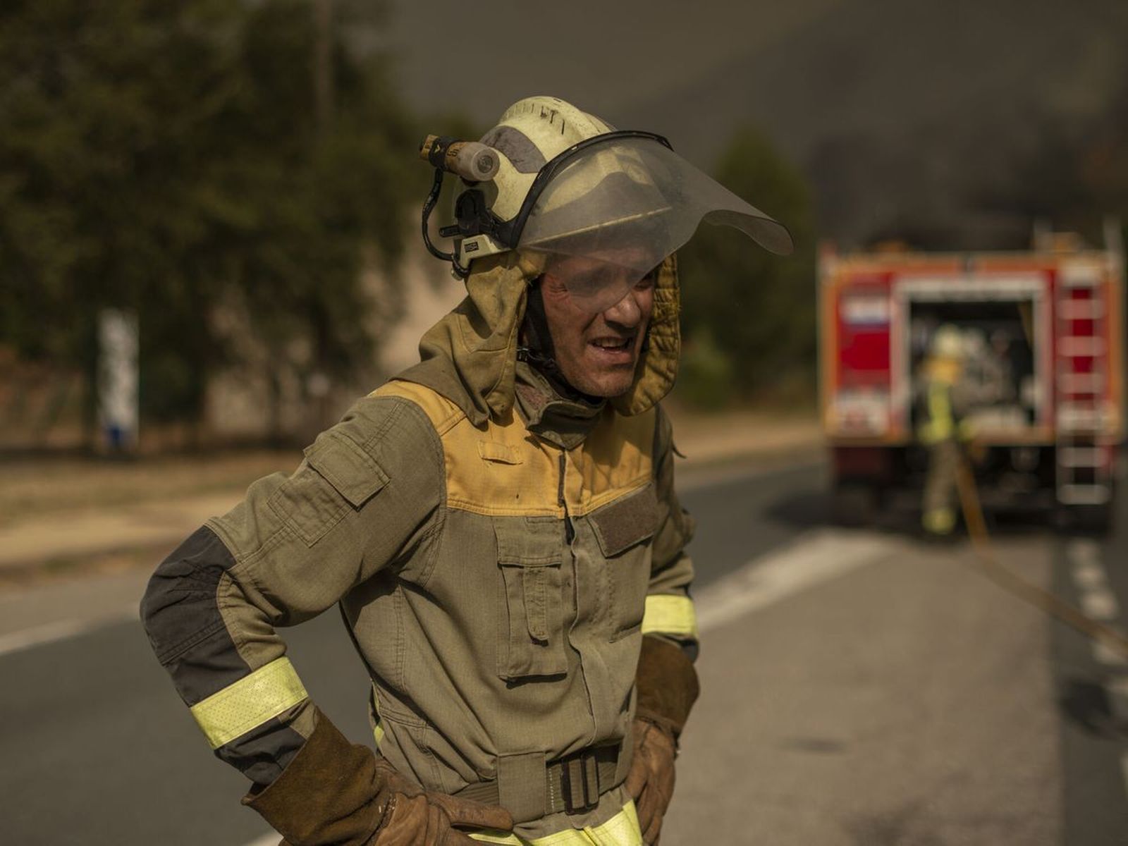 Un bombero en uno de los incendios
