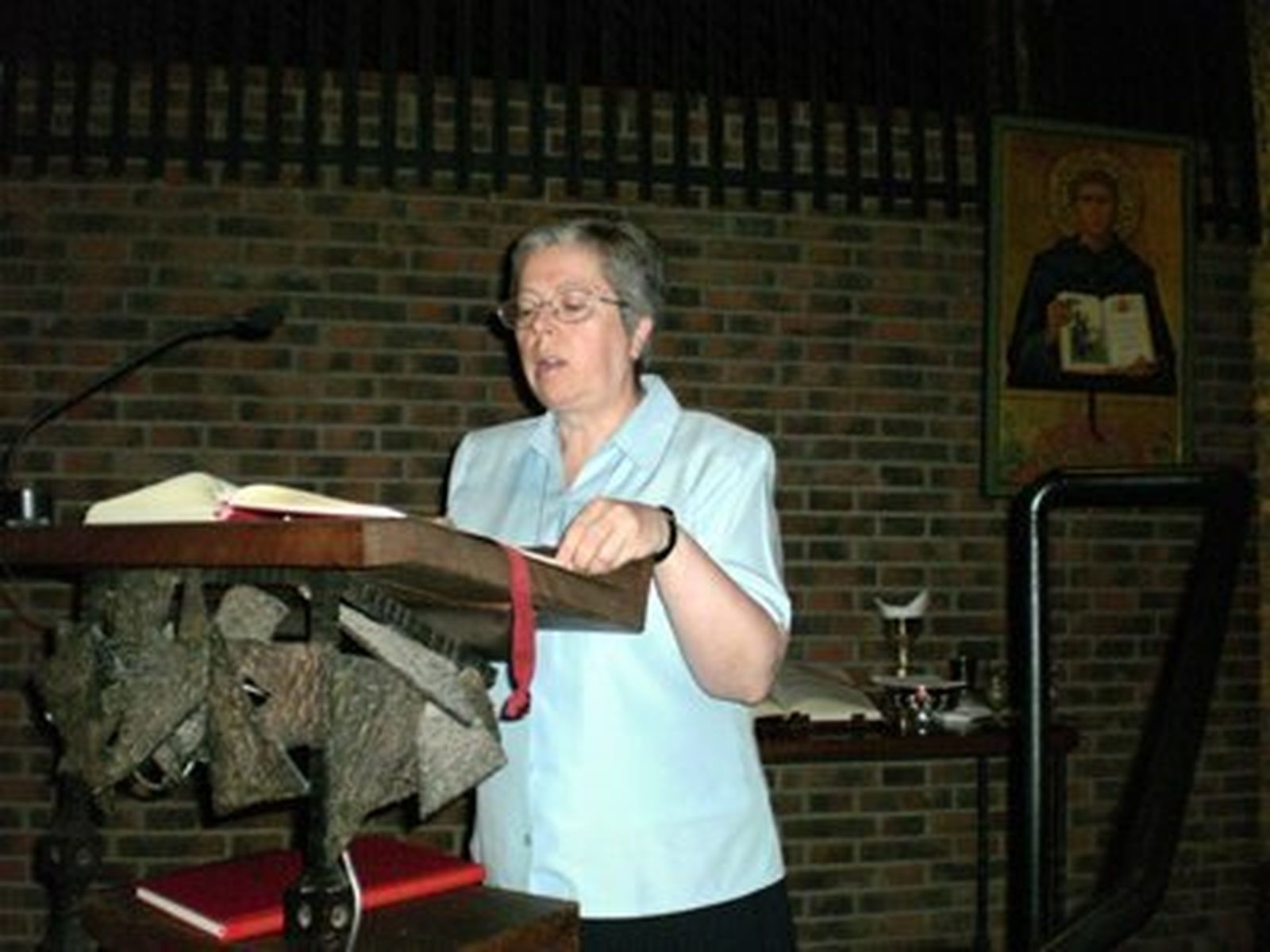 Mujer lectura eucaristía