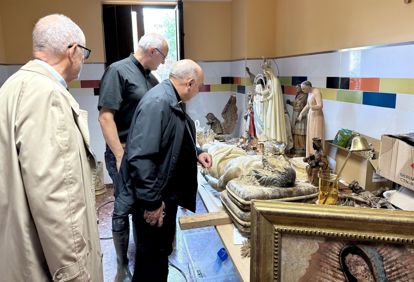 visita del Arzobispo de Valencia y el Cardenal Czerni a Picanya tras la dana