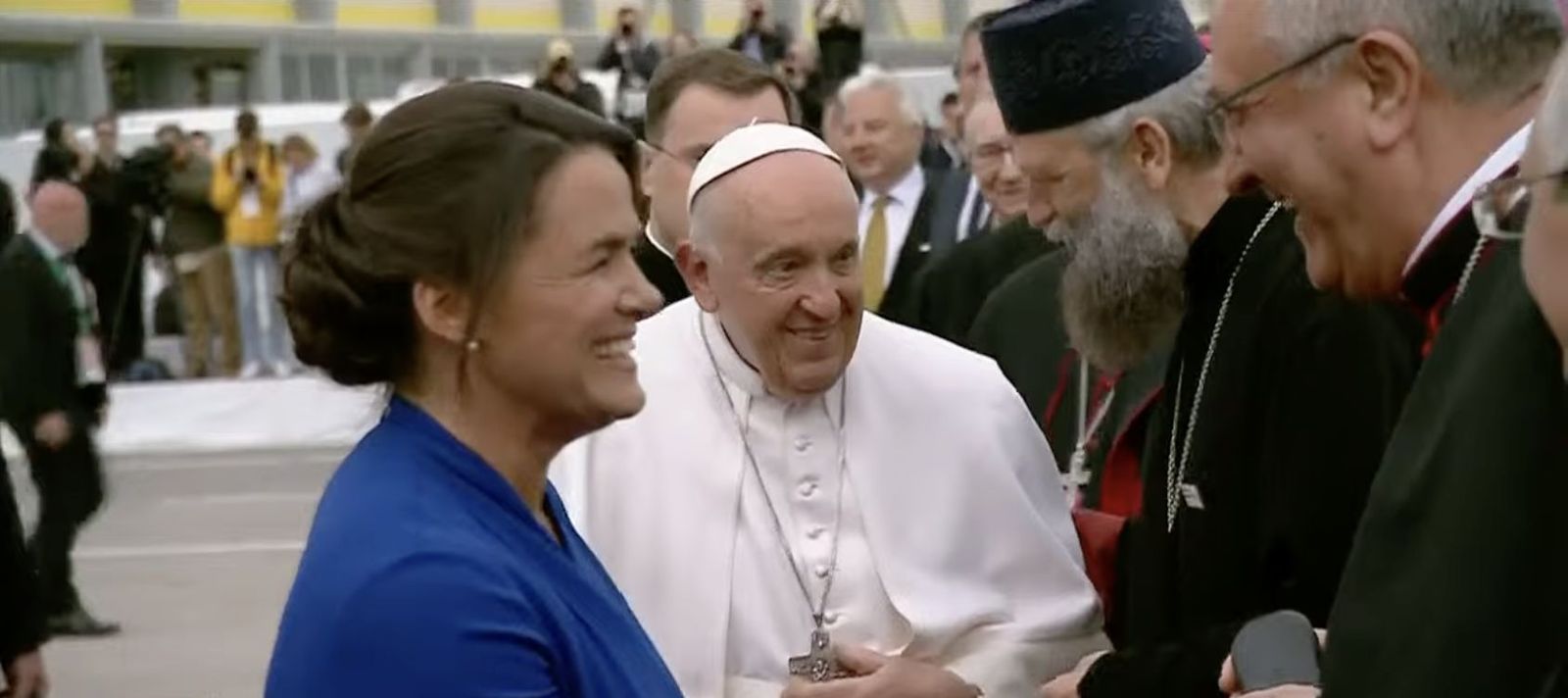 Francisco se despide de Hungría junto a la presidenta del país