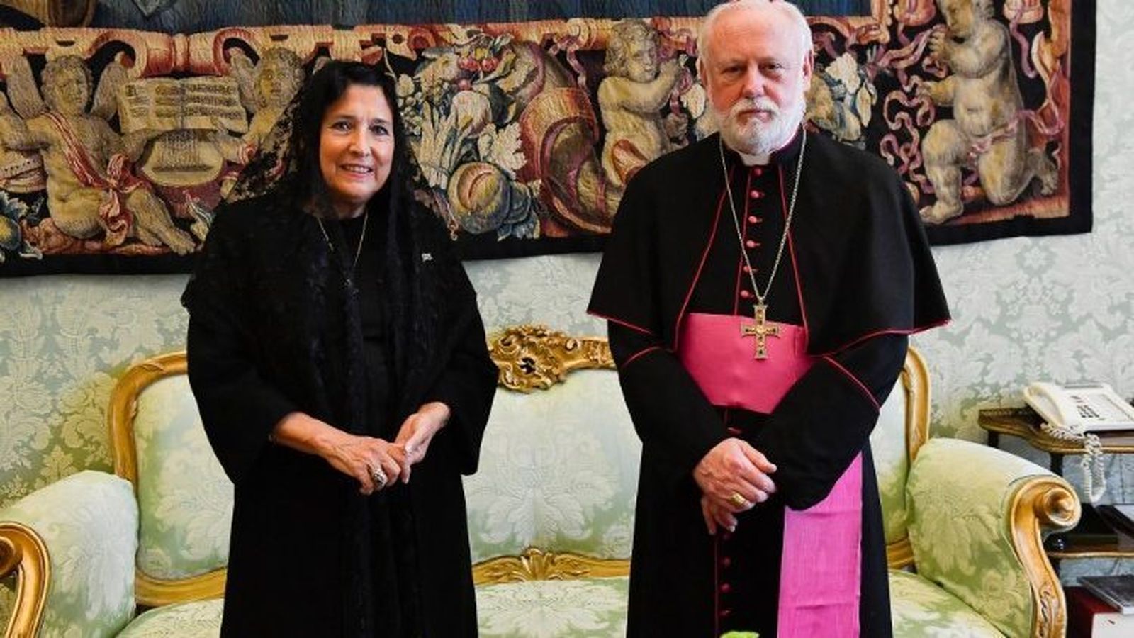 La presidenta de Georgia junto a monseñor Gallagher
