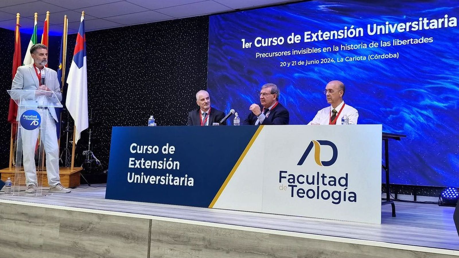 Fernando Martínez (centro), secretario de Estado de Memoria Democrática,  durante su intervención