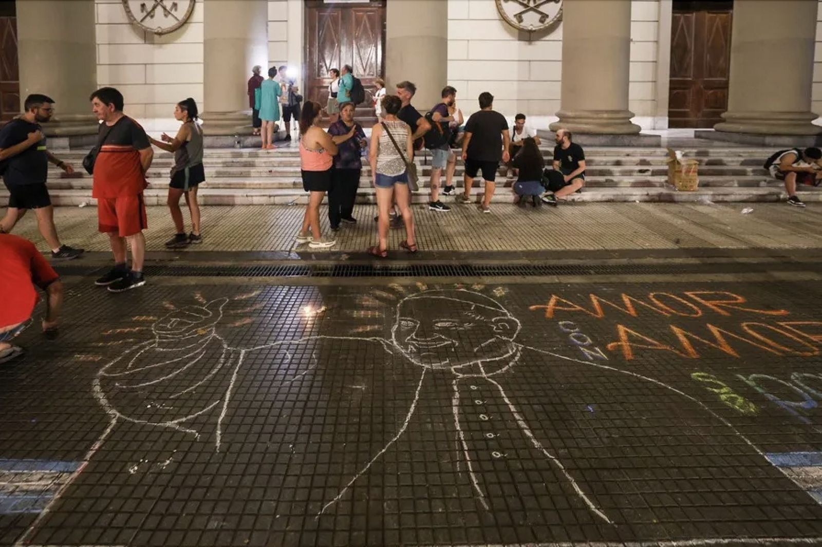 Personas se reúnen para pedir por la salud del Papa Francisco frente a la Catedral de Buenos Aires