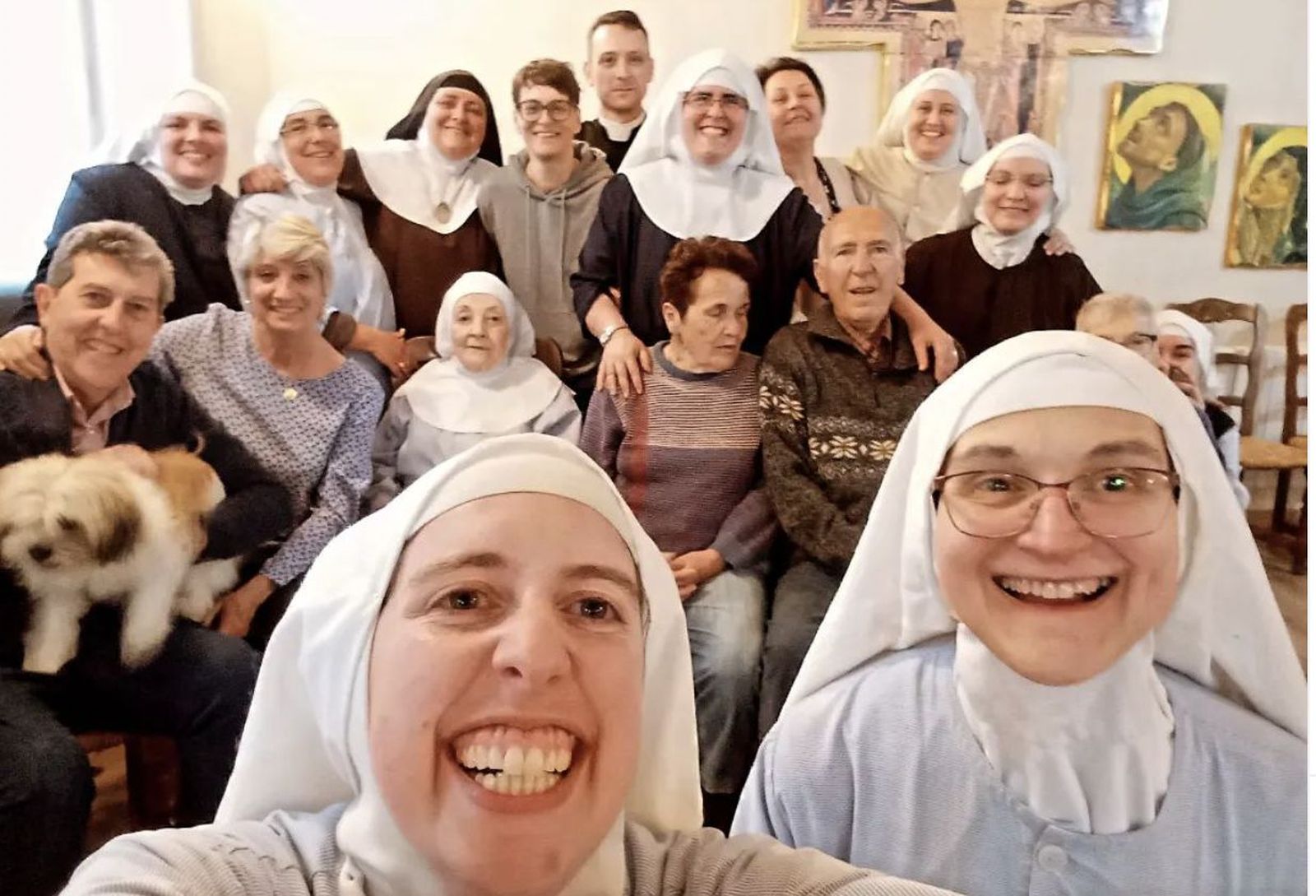 Las monjas, con algunos familiares y el 'cura' que las atiende