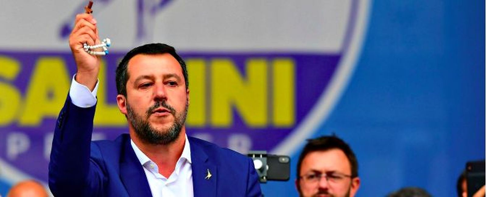 Salvini, mostrando el rosario en el mítin de la Liga Norte