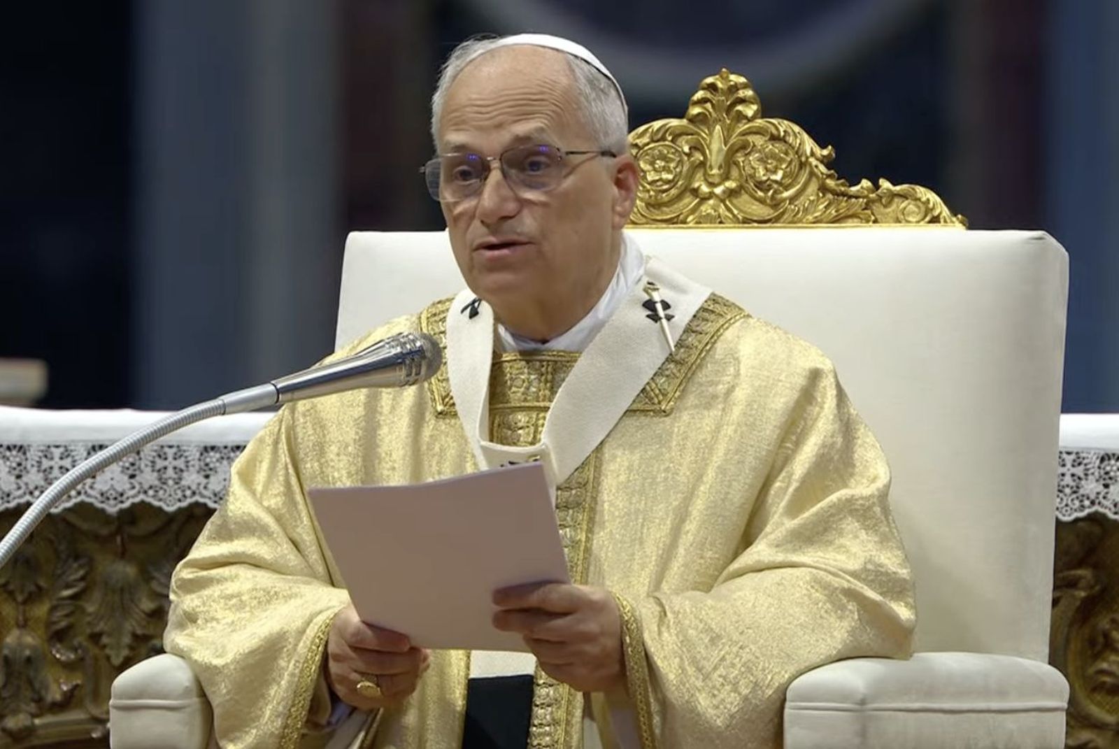 León XIV durante su homilía