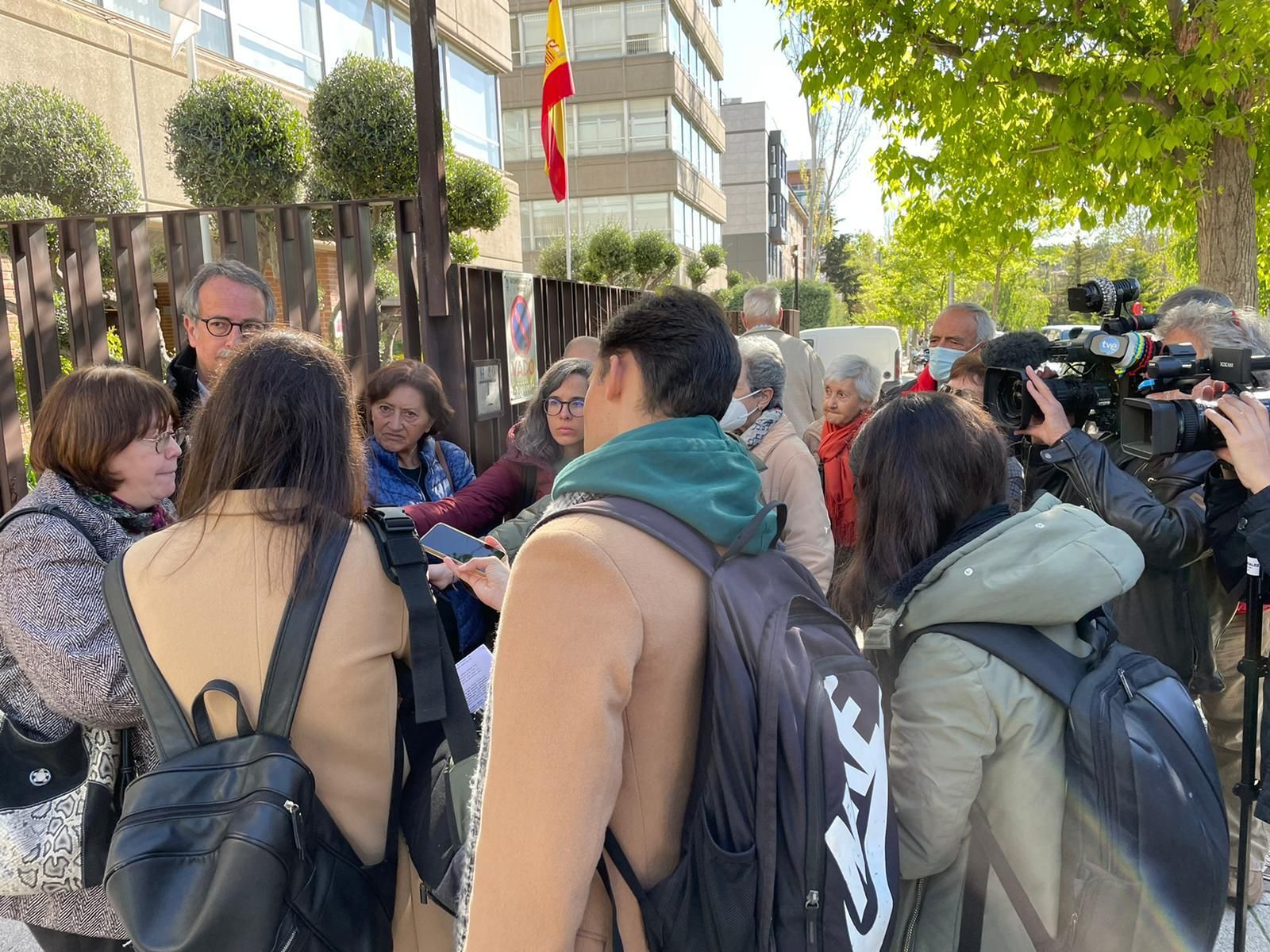 Los colectivos atienden a la prensa tras la entrega de la carta