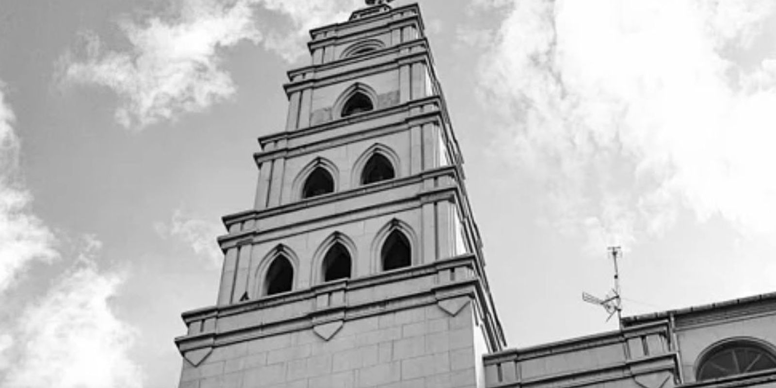 El campanario de la parroquia denunciada