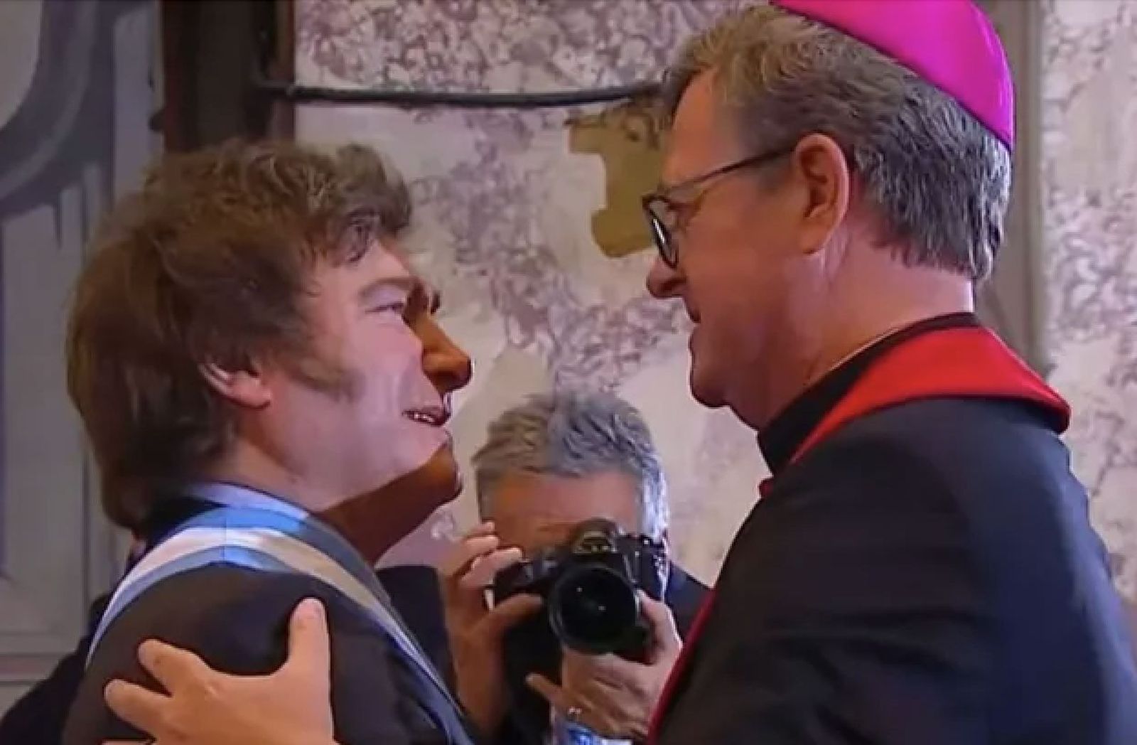 García Cuerva saluda a Milei tras el acto en la catedral