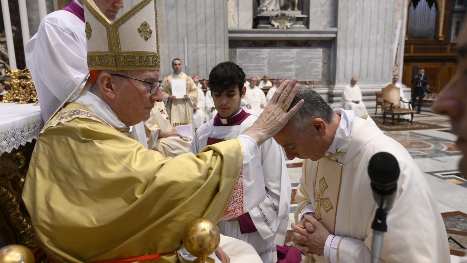 El cardenal Parolin durante la ordenación episcopal de Gian Luca Perici